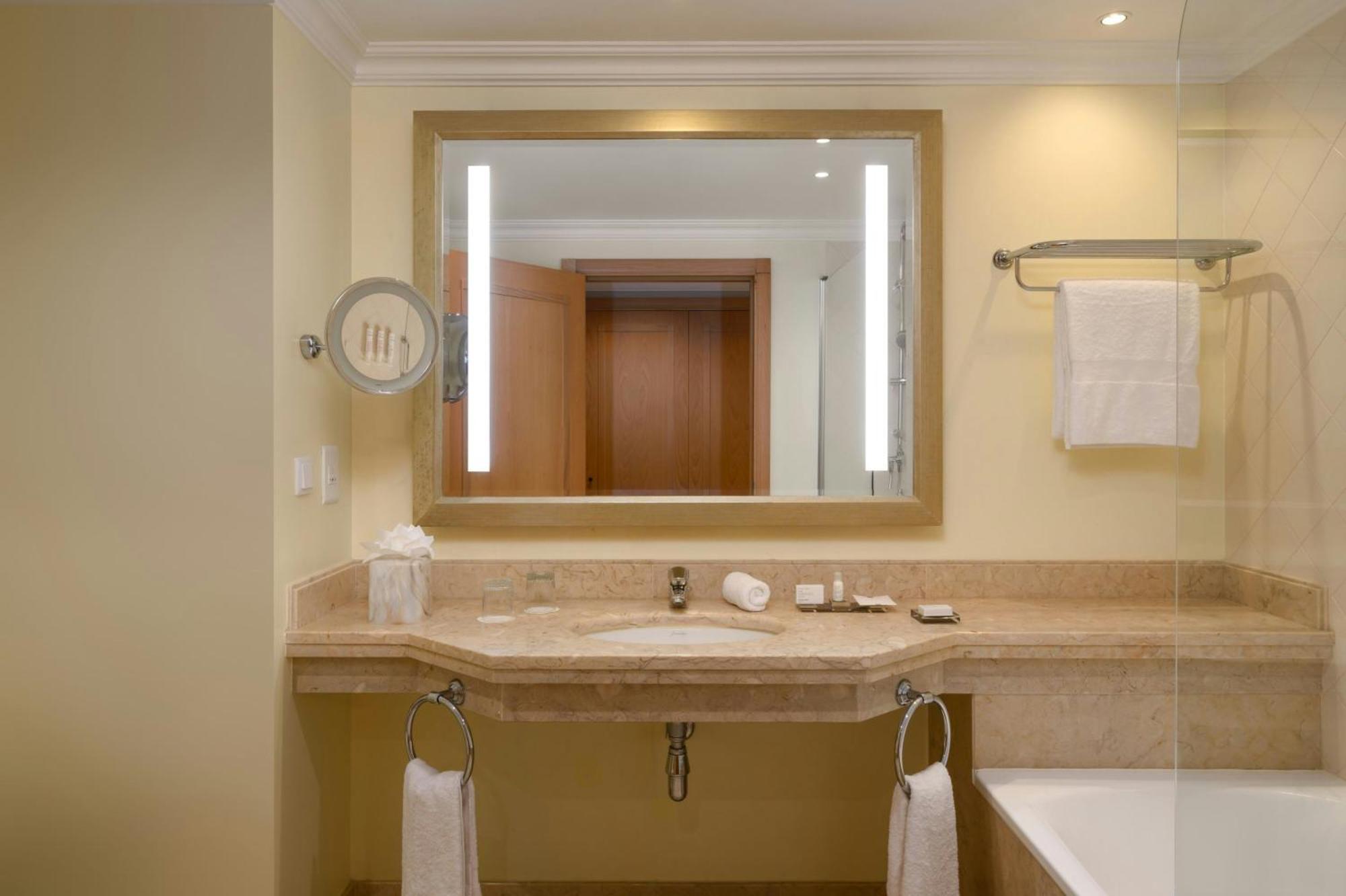 Guest room 1 King Golf view