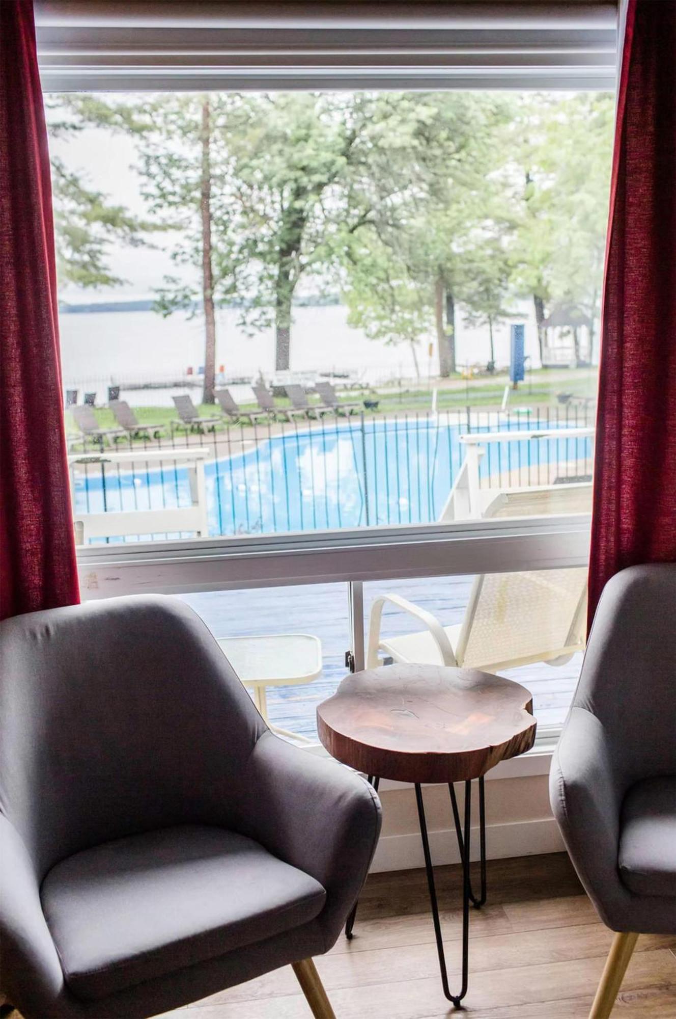 Queen Room with Lake View - Non-Smoking
