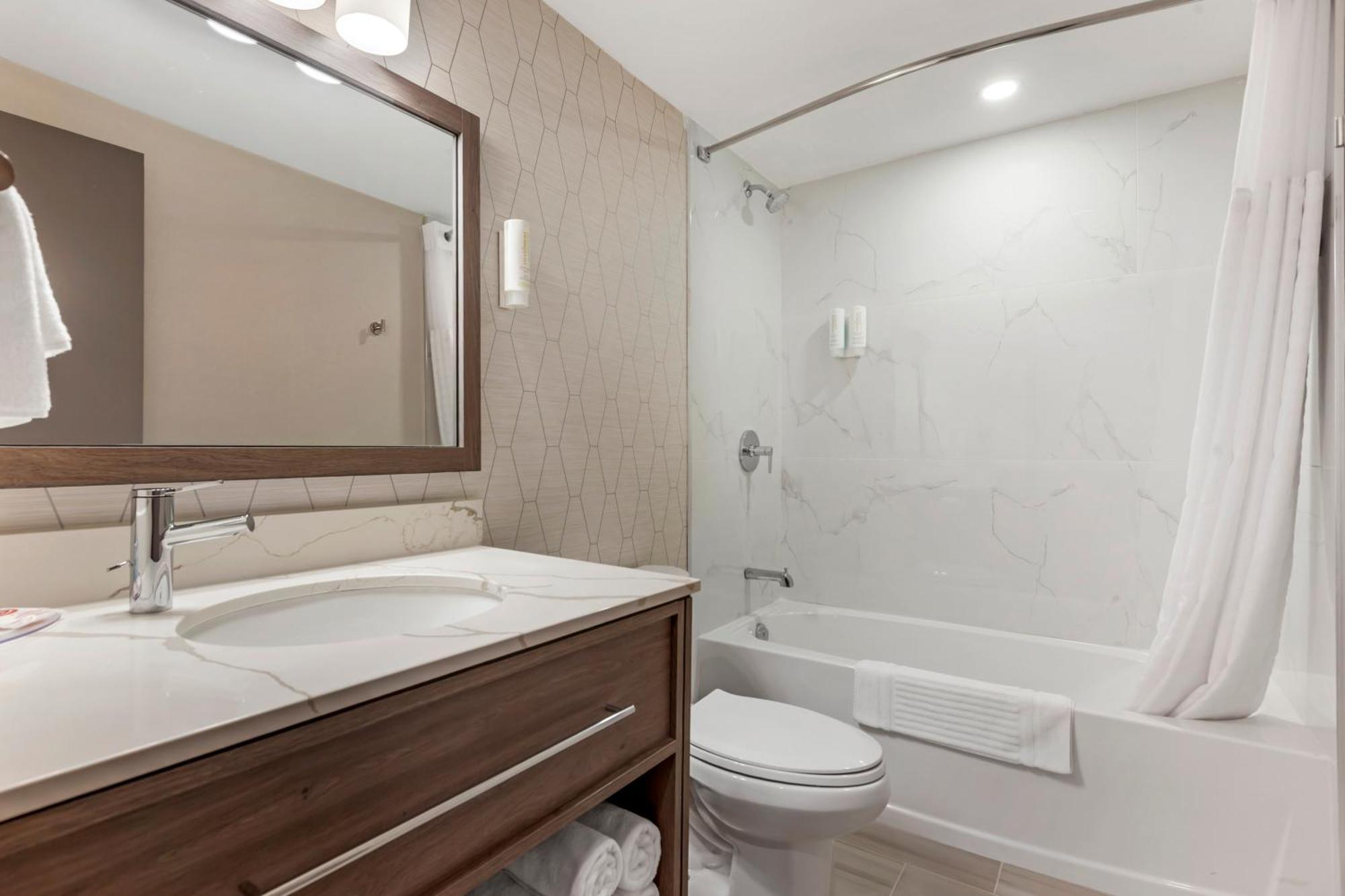 Quadruple Room with Two Queen Beds - Non Smoking/Upper floor/Interior Corridor
