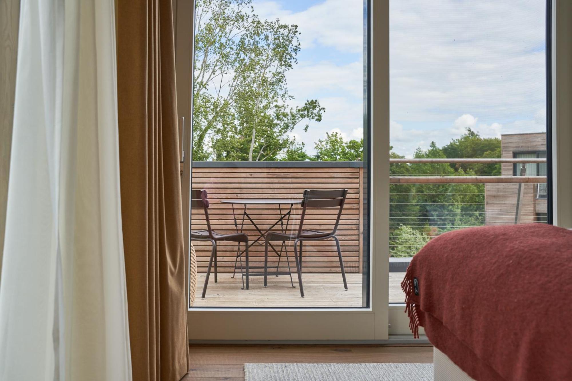 Habitación con cama extragrande y vistas al jardín