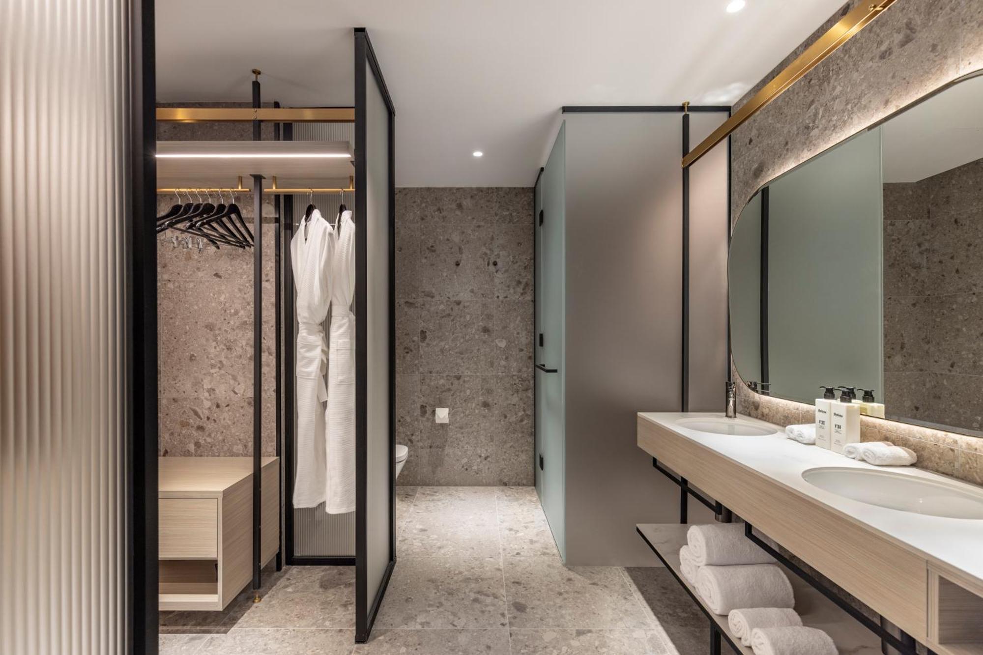 Premium King Room with City View