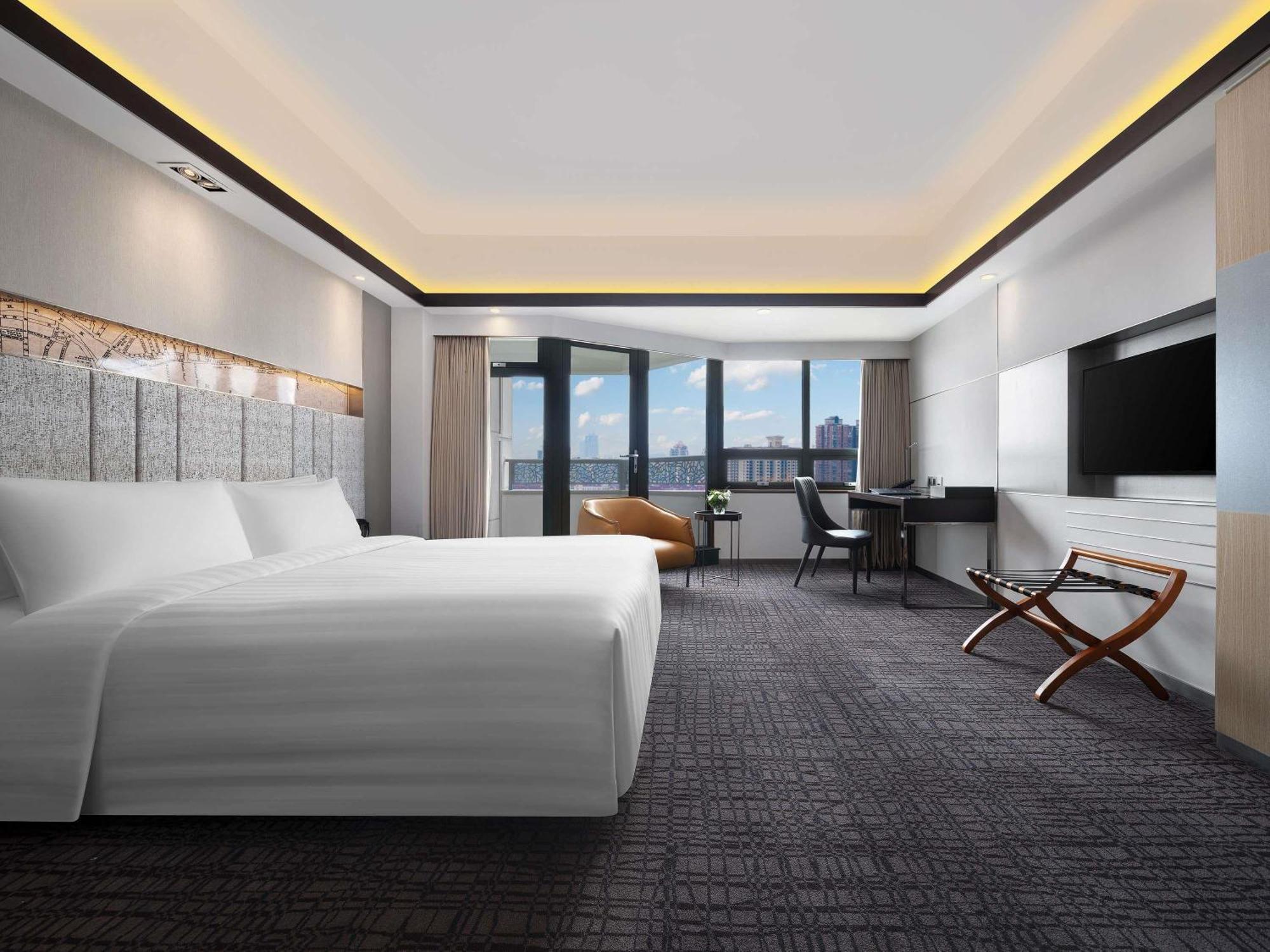 Deluxe King Room with City View(Washing Machine+ Smart Toilet)