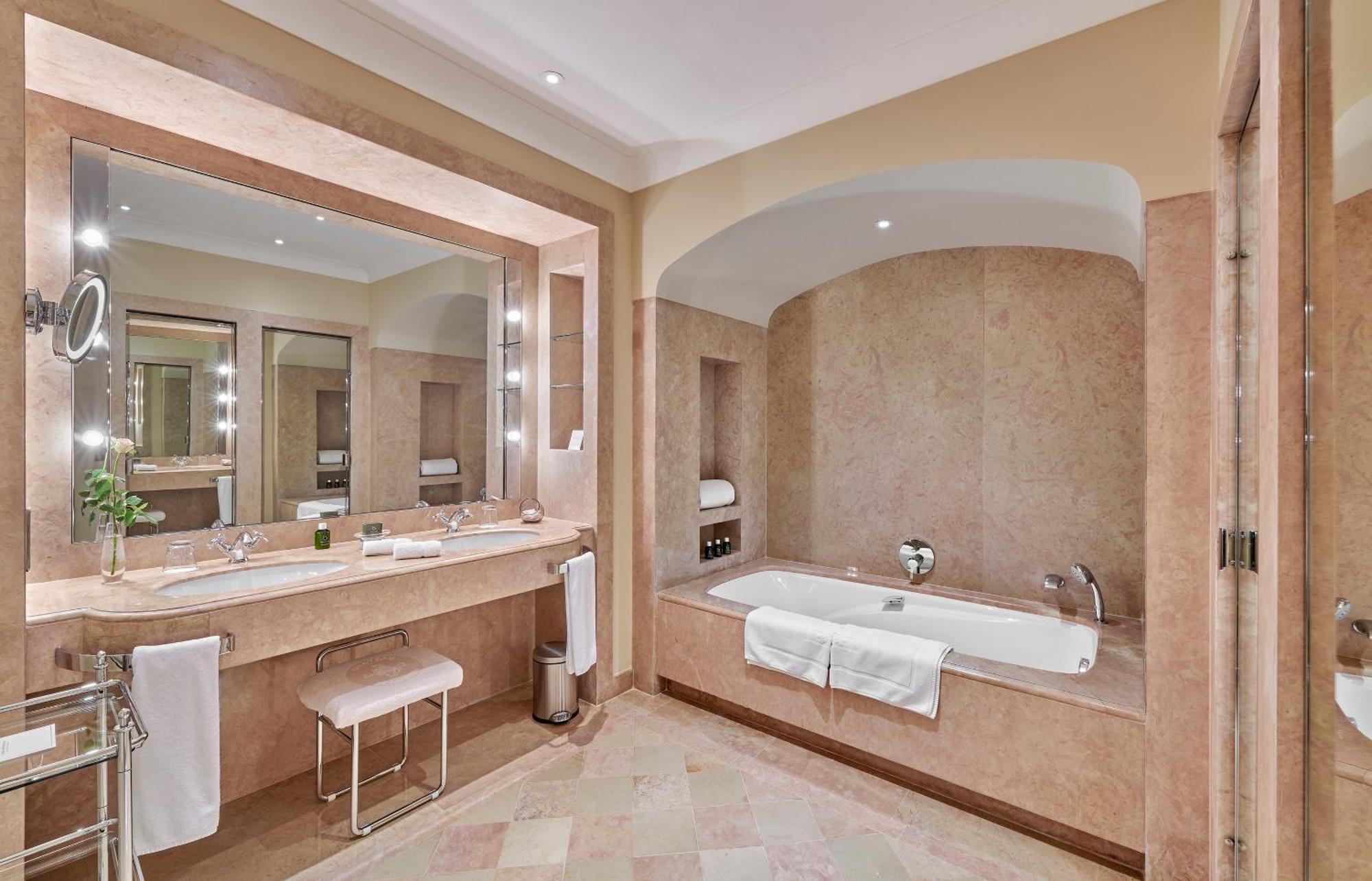 Deluxe Junior Suite,1769825168:JPEG