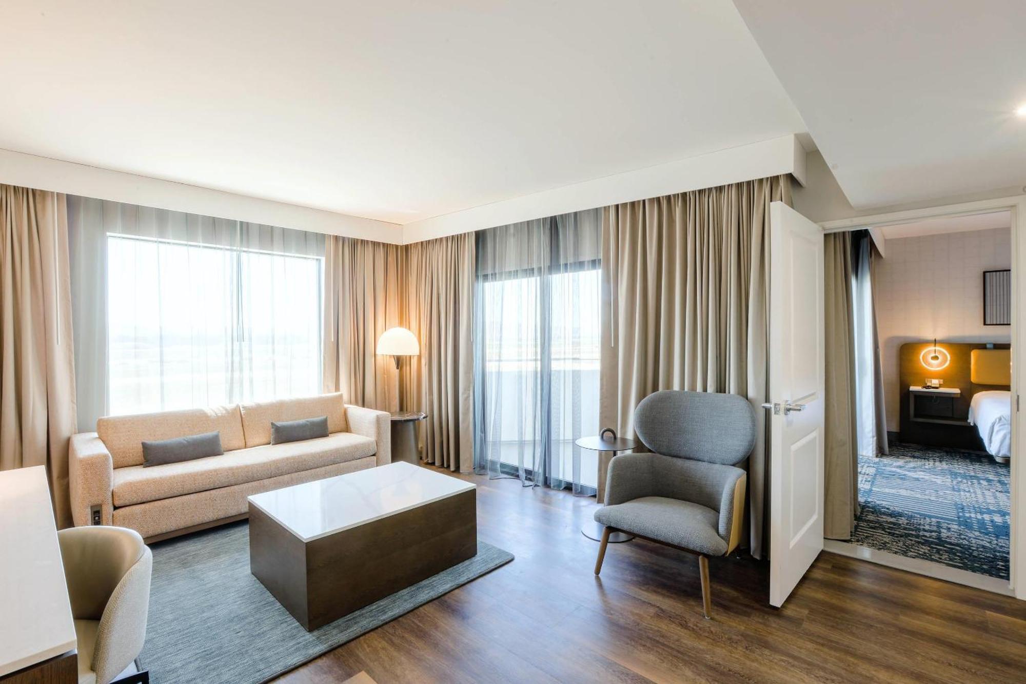 King Suite with Living room - Non Smoking/Pet Friendly