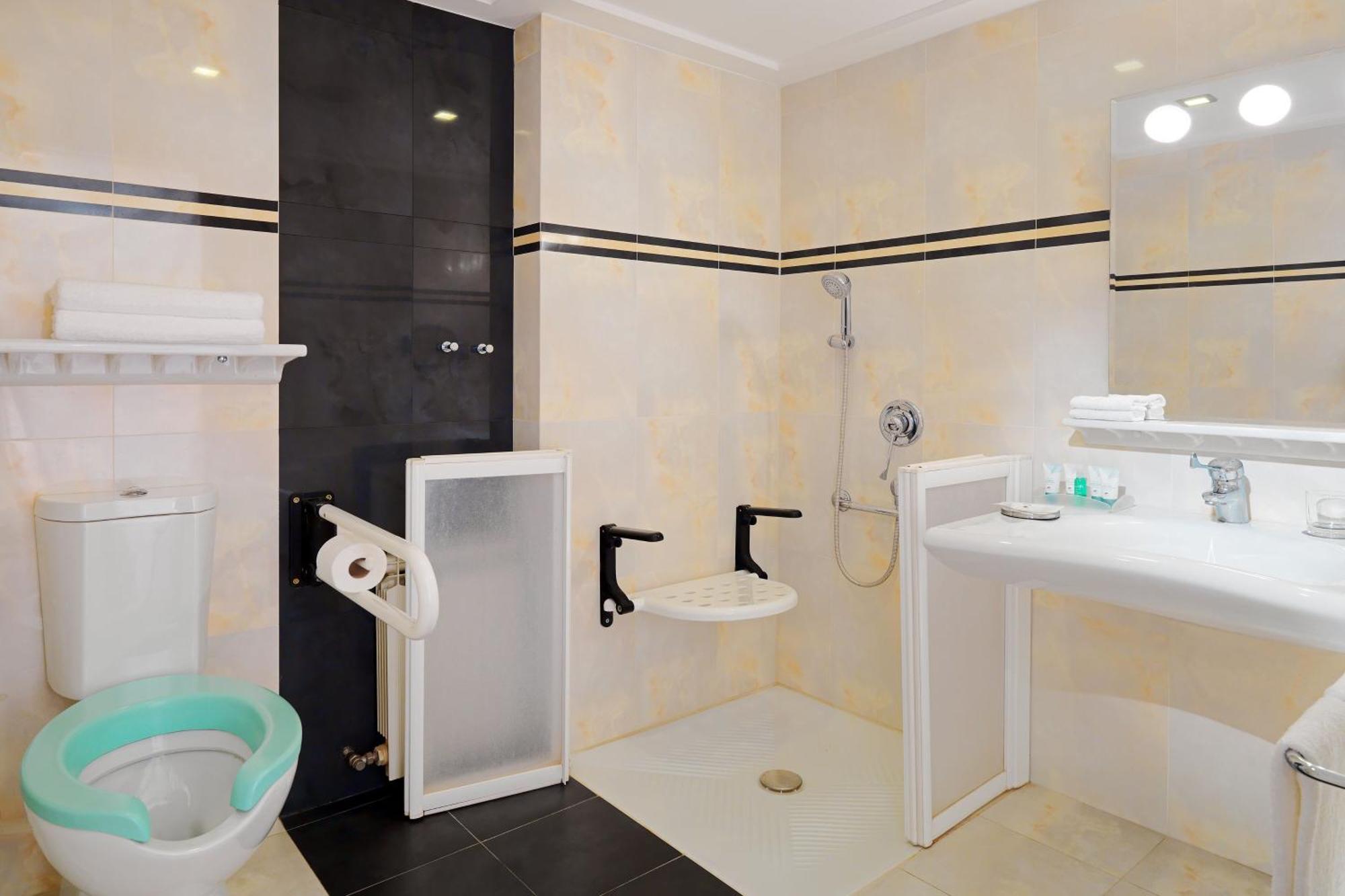 Deluxe Queen Non Smoking Guest room 1 Queen City view