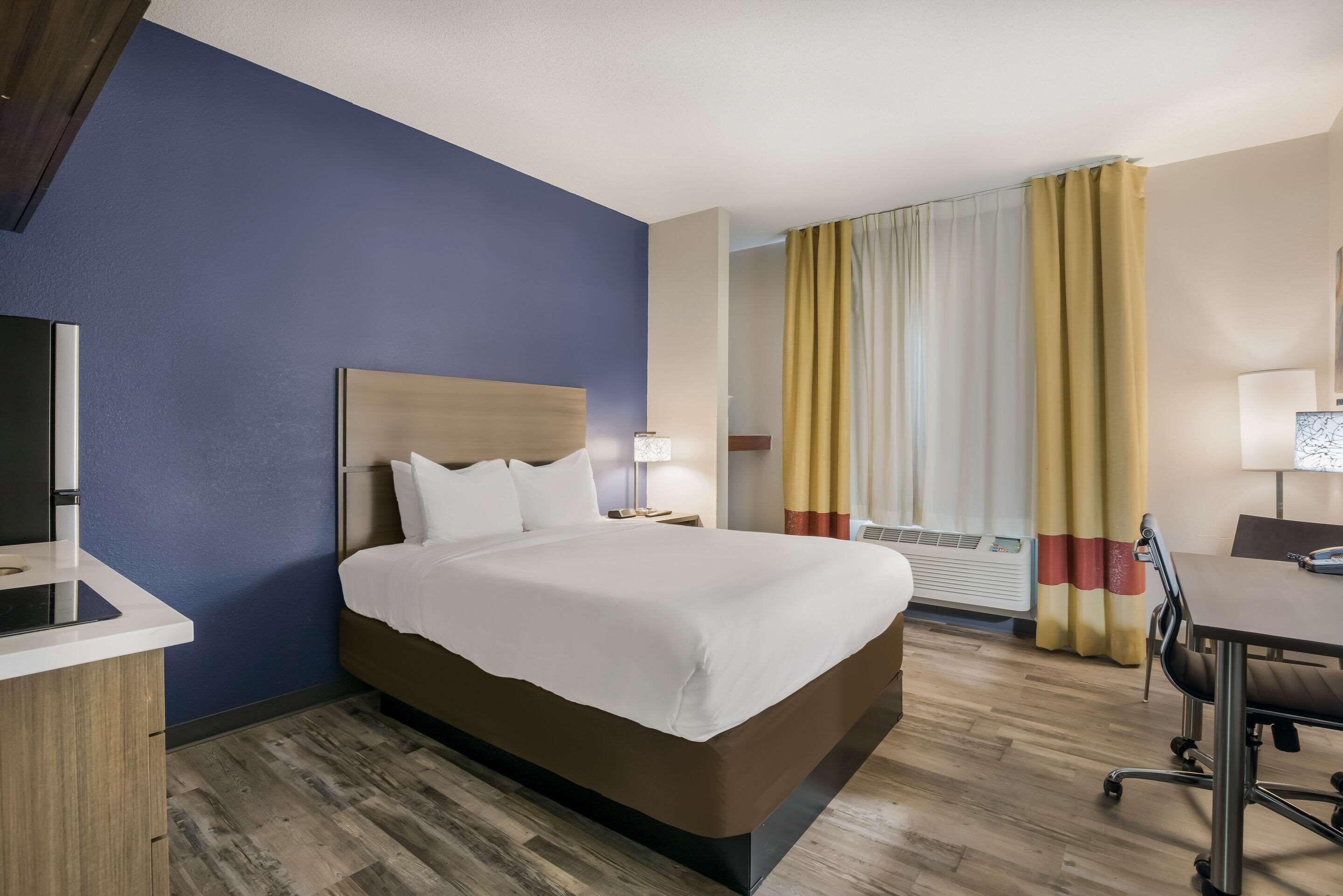 Efficiency Queen Suite Tub Disability Access or Non Smoking