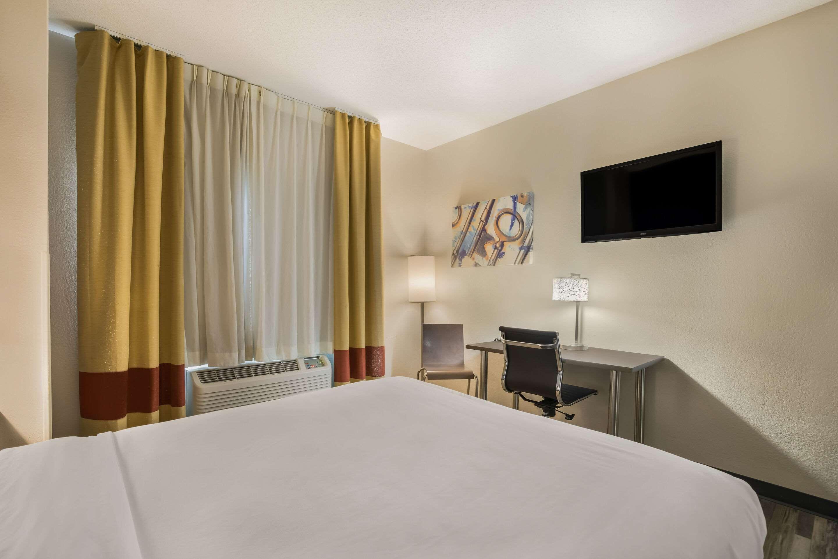 Efficiency Queen Suite Tub Disability Access or Non Smoking