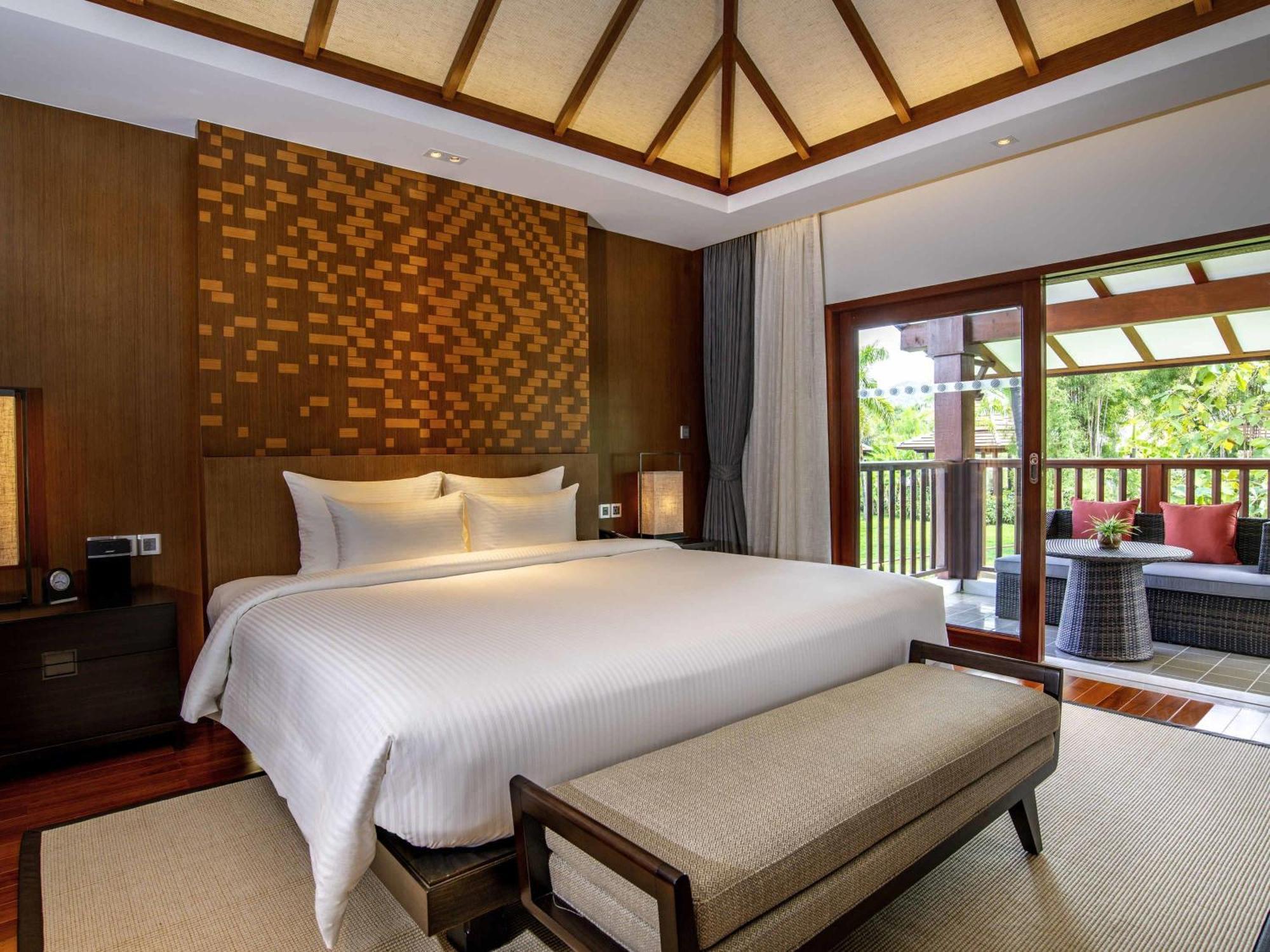 Deluxe King Suite with Garden or Mountain View