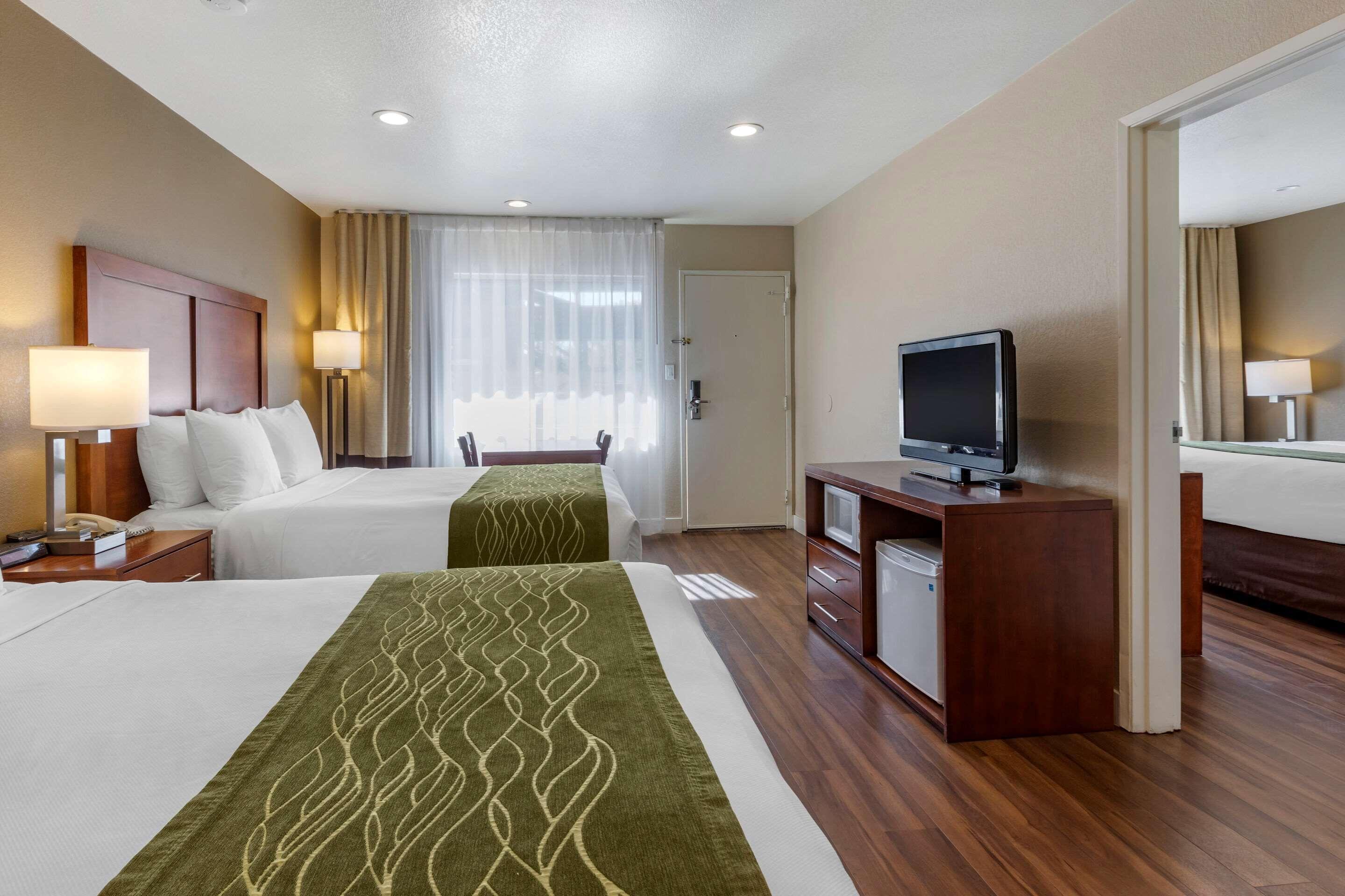 Suite with Three Queen Beds - Accessible/Non-Smoking