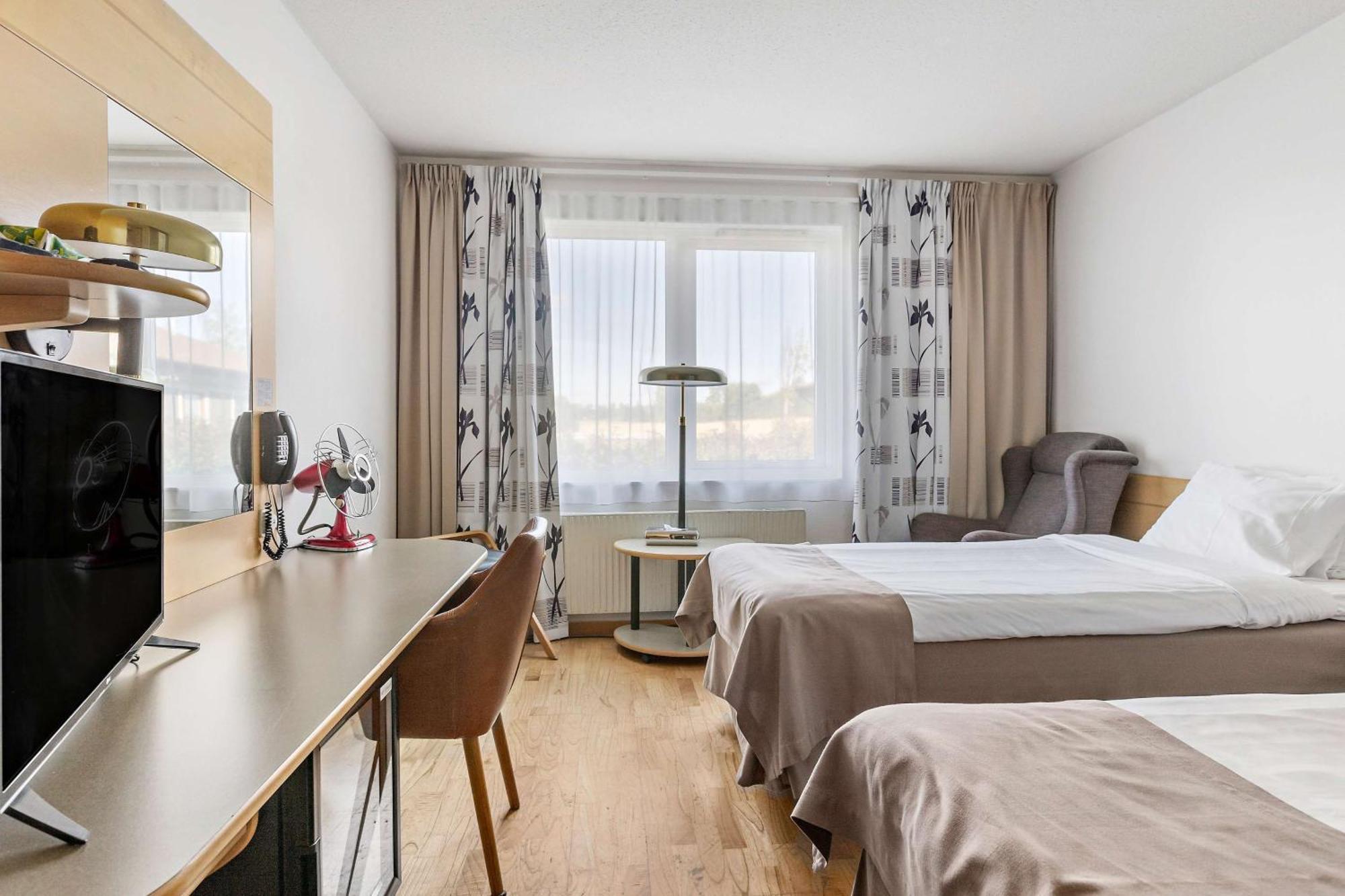 Standard Twin Room Lake View