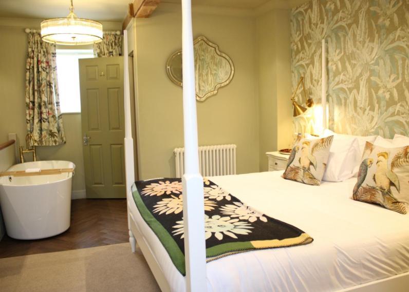 Junior Suite with King Bed and Courtyard View - Non-Smoking