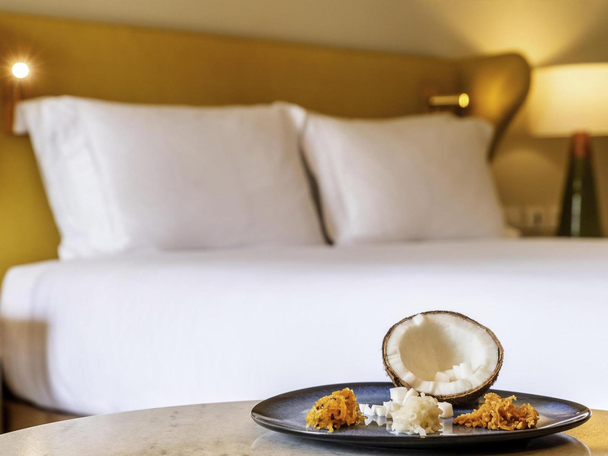 Zimmer mit Kingsize-Bett und Meerblick