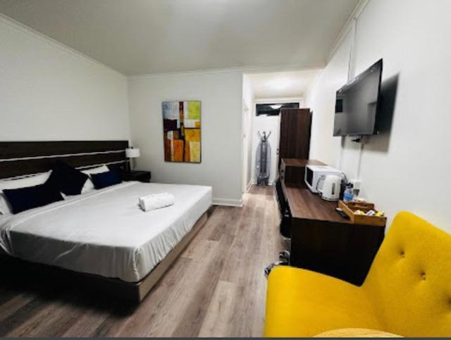 Deluxe Room (2 Adults + 1 Child)