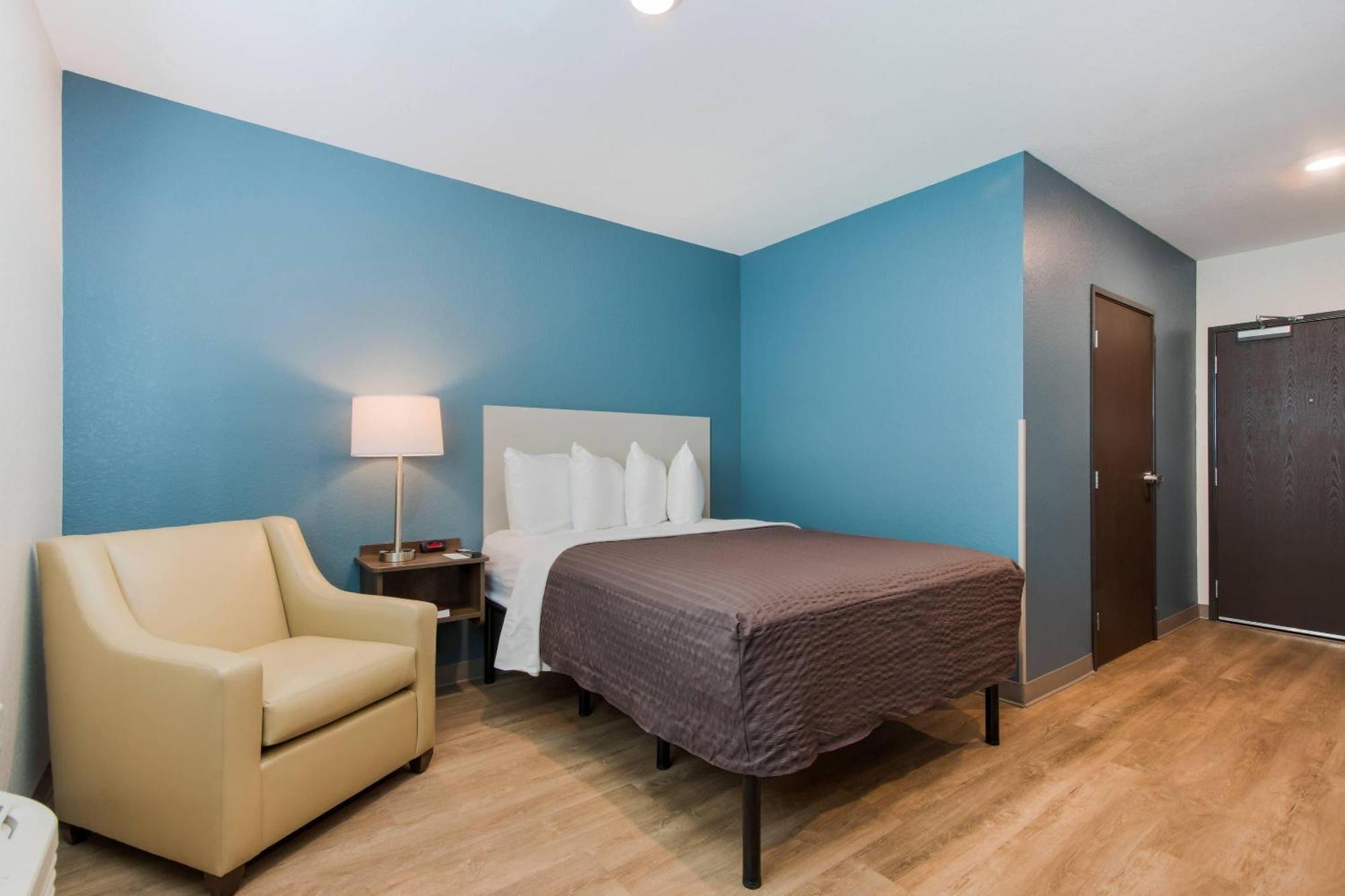 Queen Room  with Roll-In Shower - Disability Access/Non-Smoking