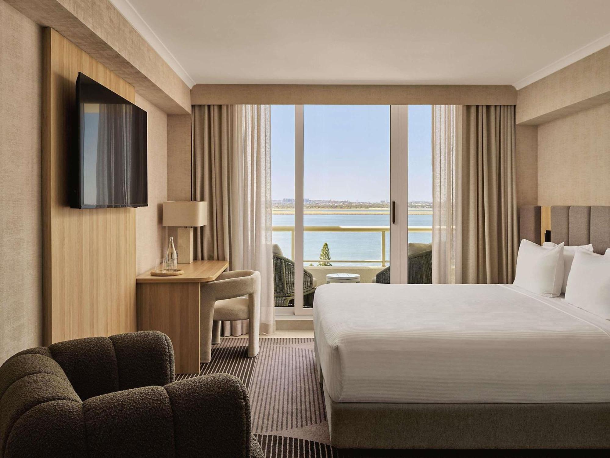Luxury King Room with Ocean View and Bath - High Floor