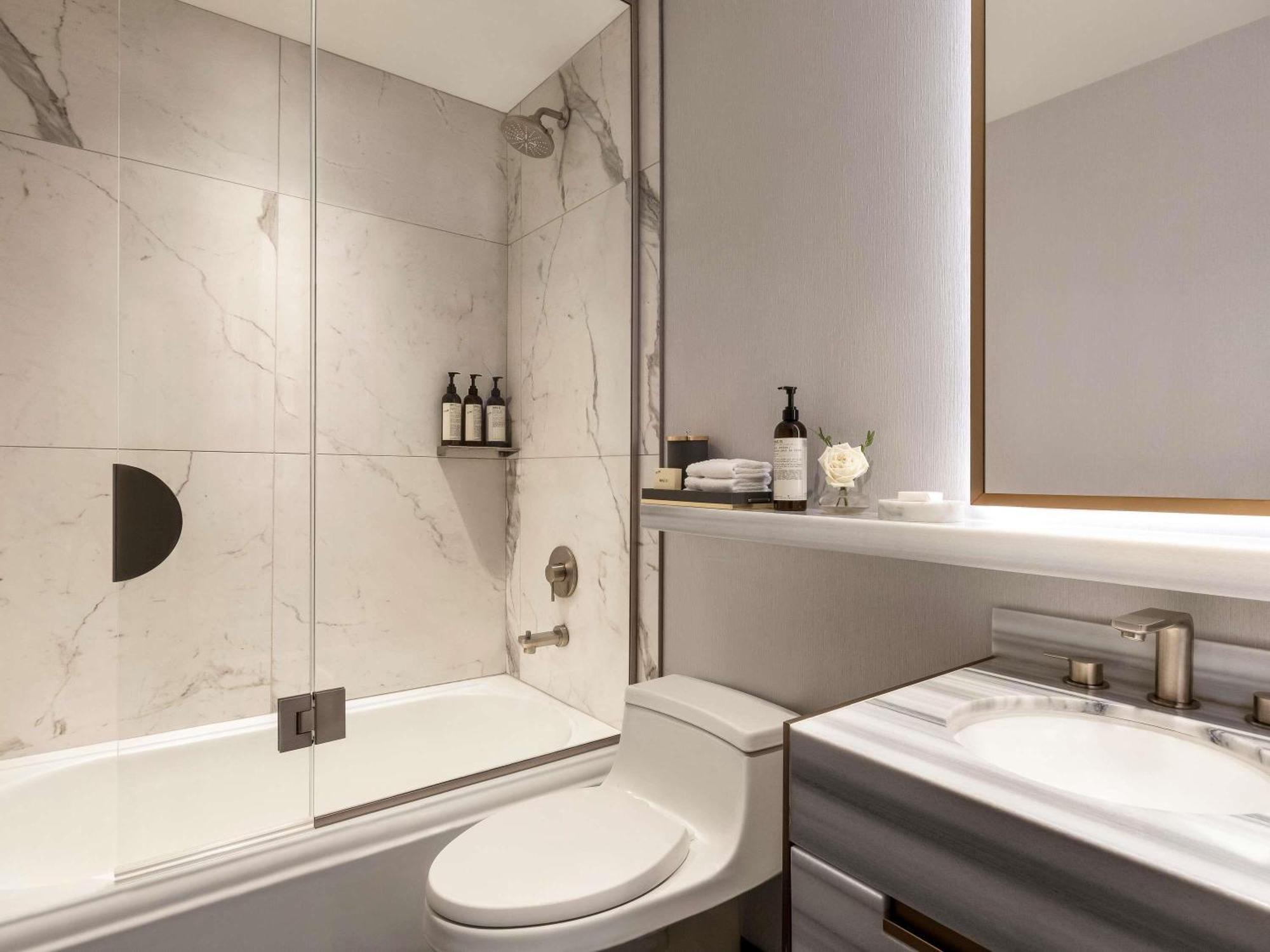 Junior Suite mit Kingsize-Bett und Seeblick