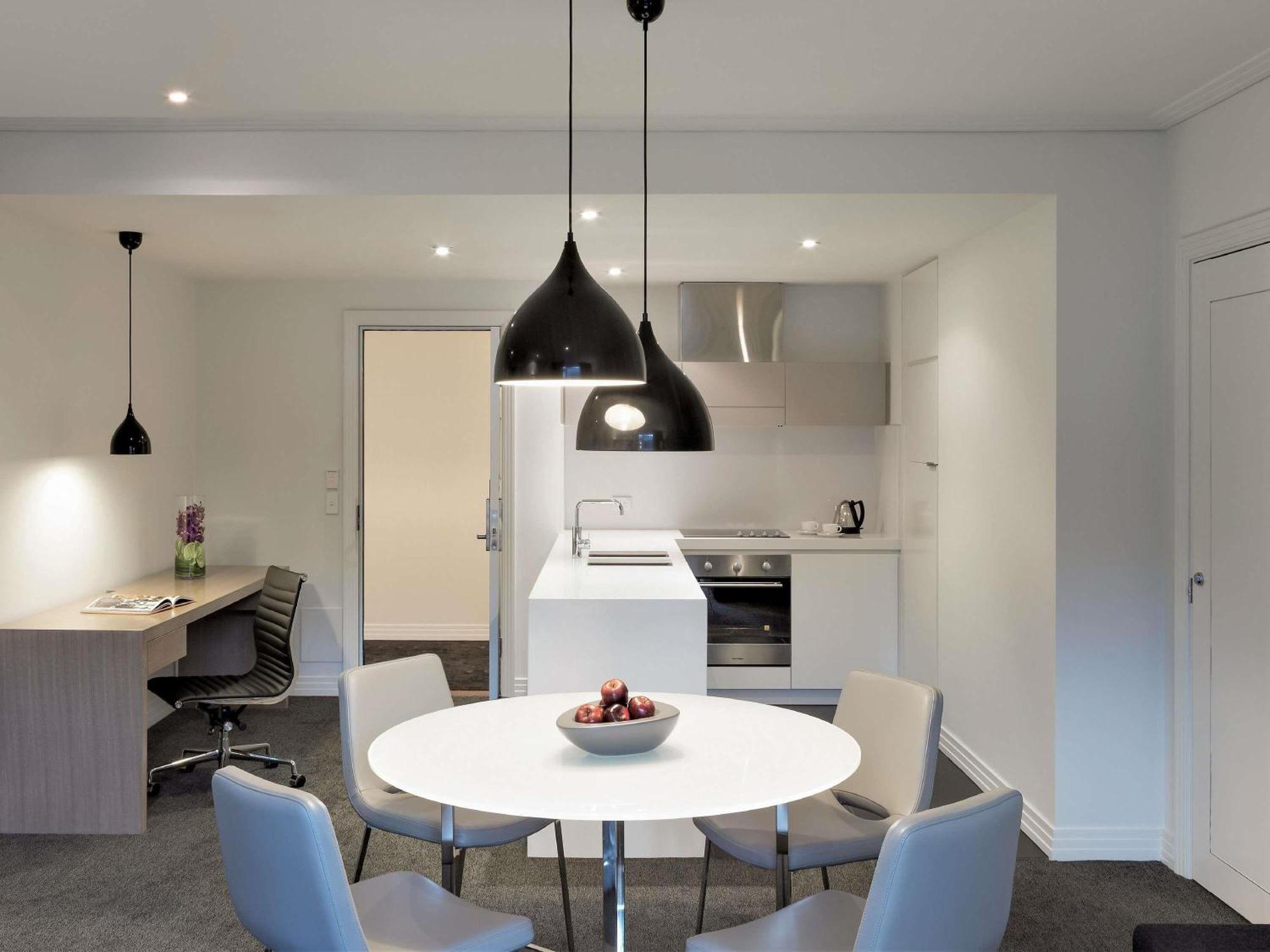 One-Bedroom Apartment with King Bed and Kitchenette