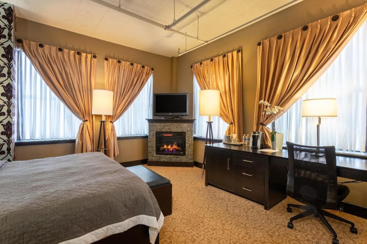 King Room with Fireplace - Accessible/Non-Smoking
