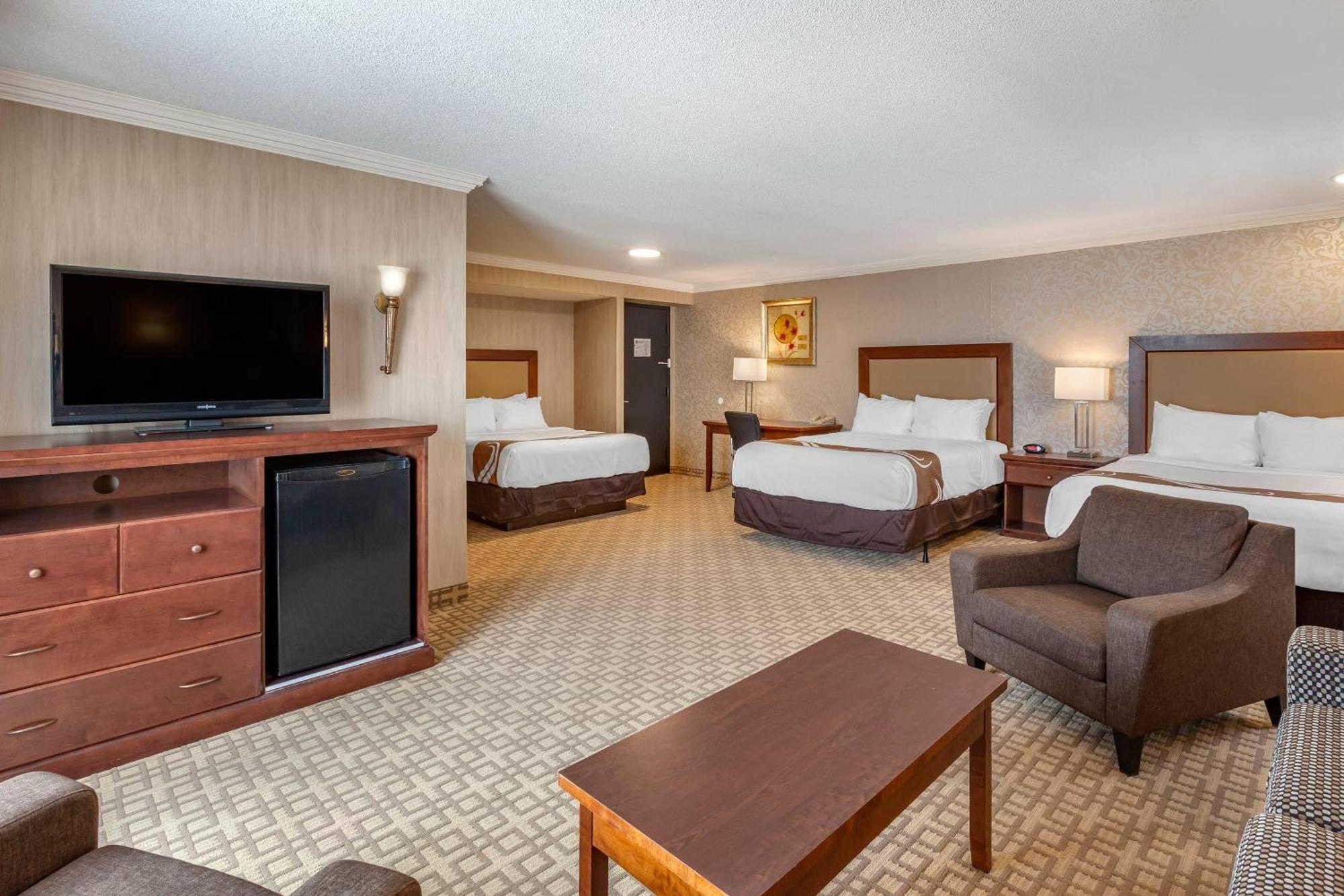 Queen Suite Three Queen Beds Non-Smoking