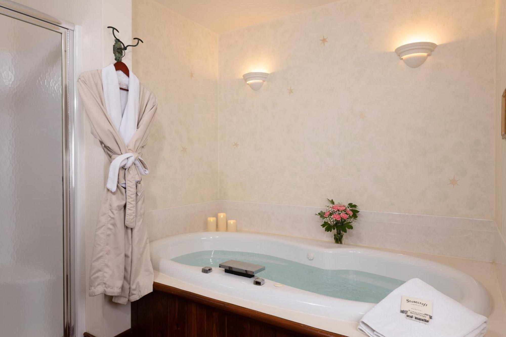 Queen Room Jacuzzi Tub TV Gas Fireplace,1717087910:JPEG