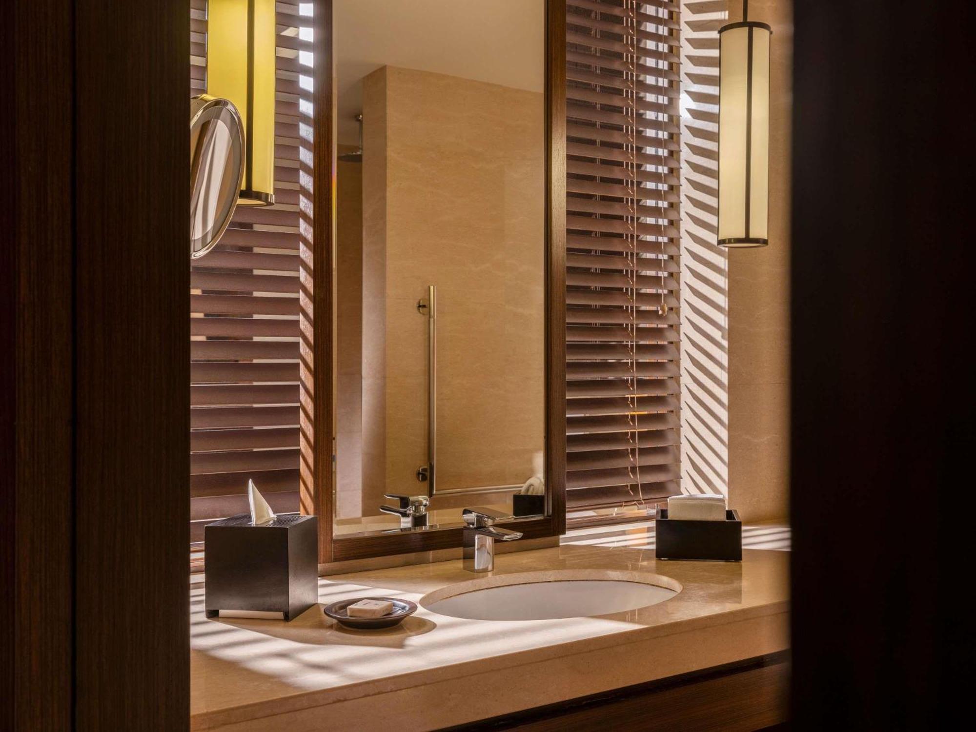 Fairmont Gold Queen Room - Non-Smoking