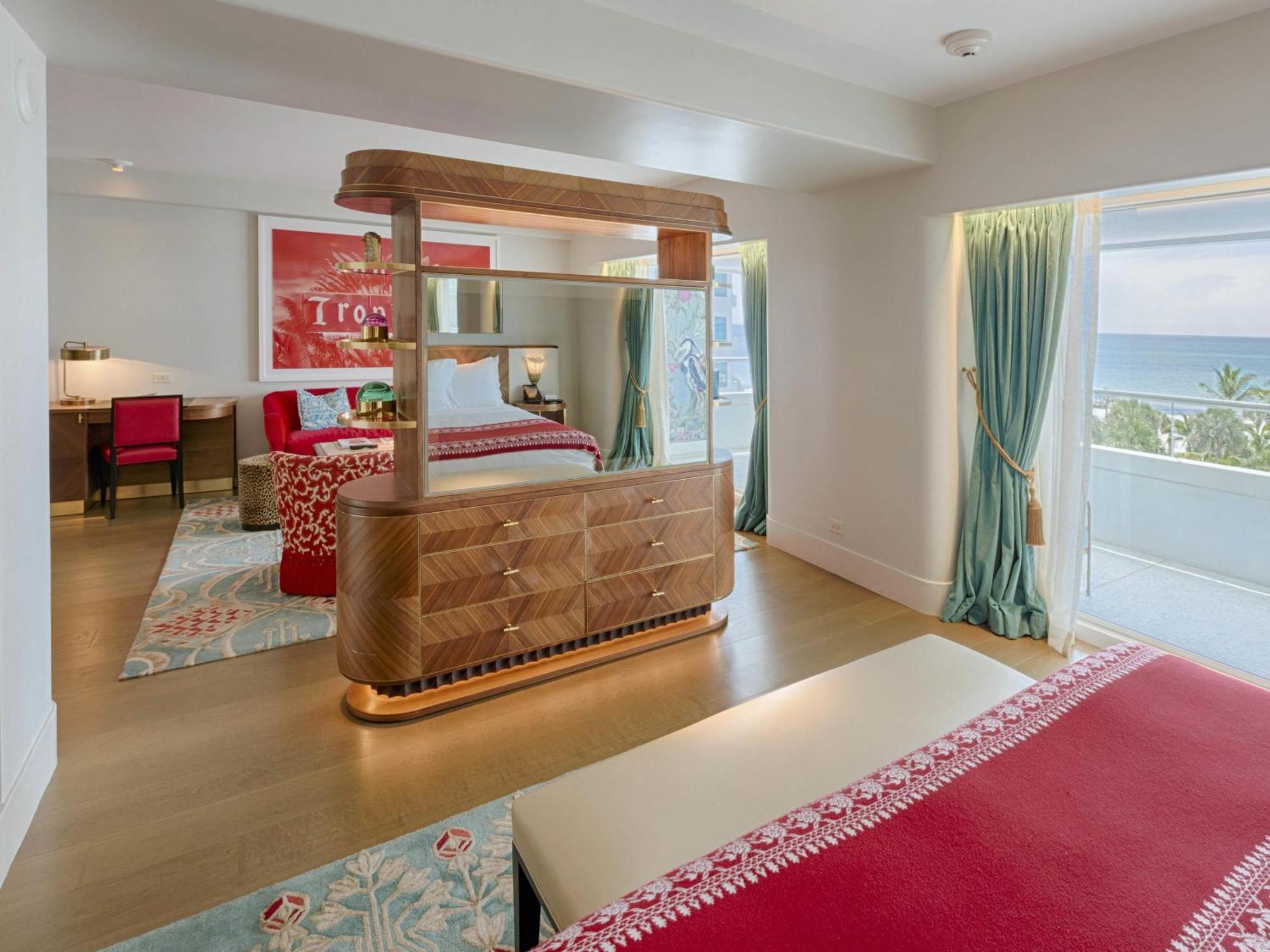 Suite Junior con cama extragrande y vistas al océano