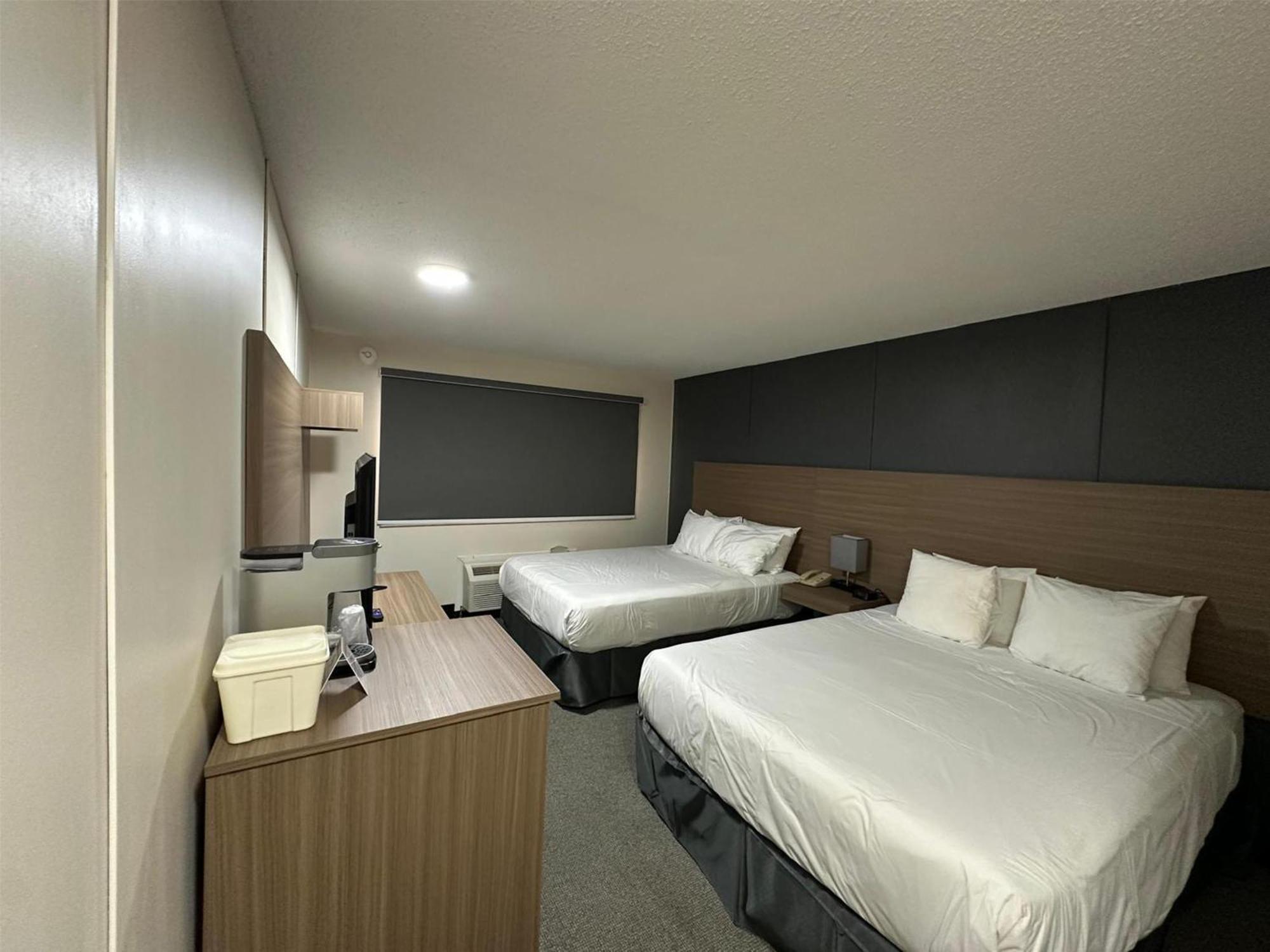 Double Room with Two Double Beds - Pet Friendly/Non-Smoking