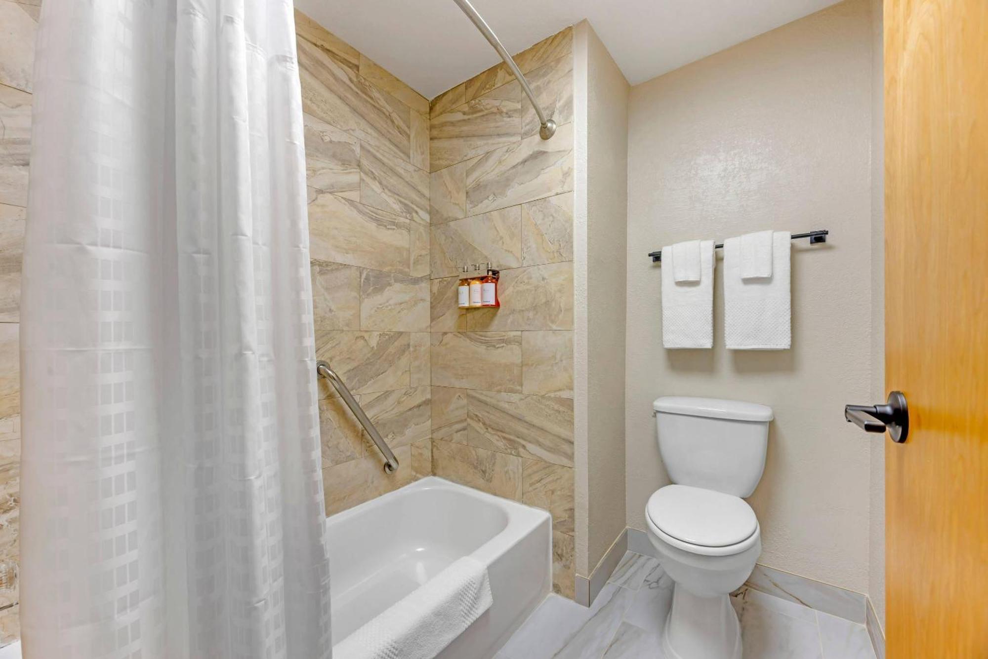 Quadruple Room with Two Queen Beds & Tub- Disability Access/Non Smoking