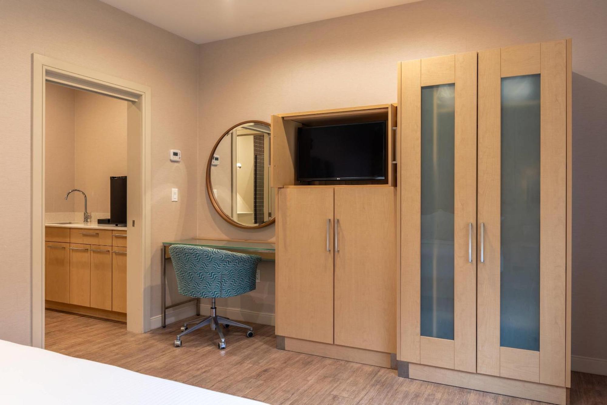 King Room with Sofa Bed - Non-Smoking
