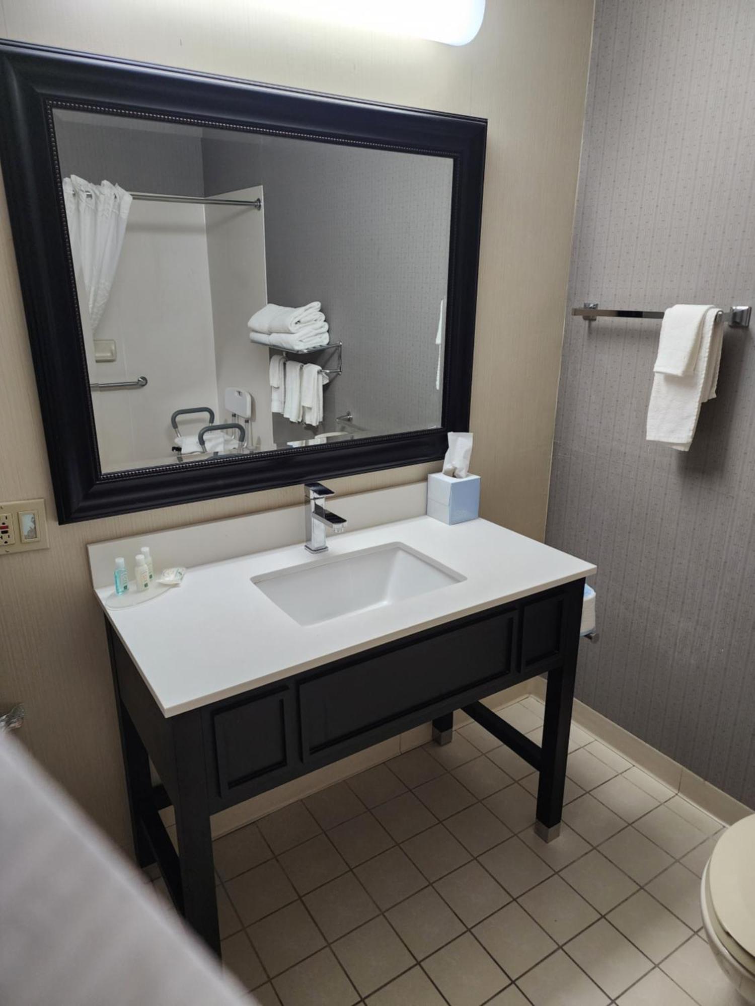 Queen Room - Accessible/Nonsmoking