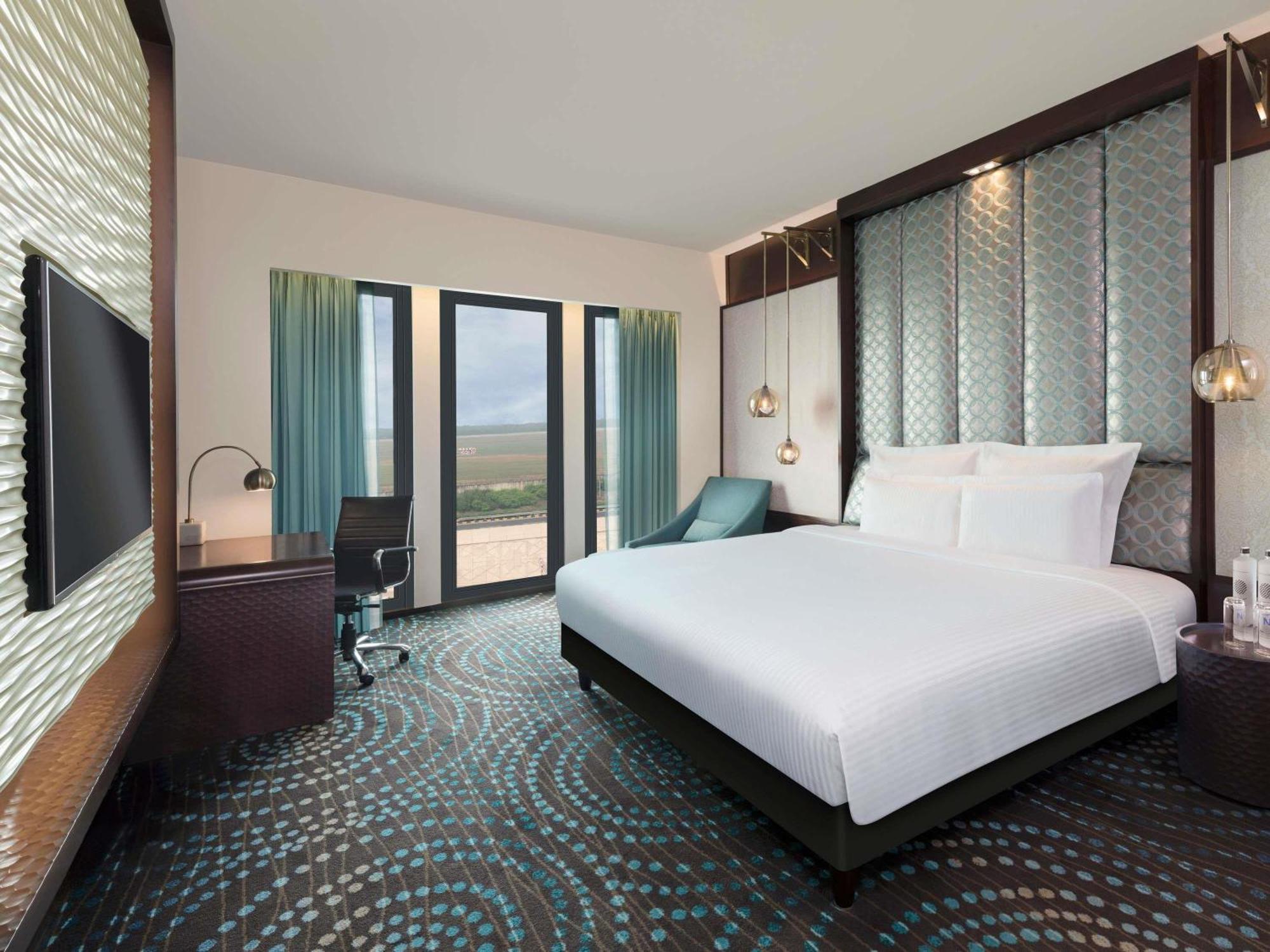 Superior King Room with Pool View and Bathtub