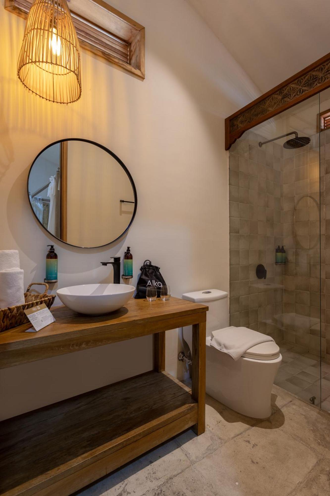 Suite con cama grande y vistas a la piscina