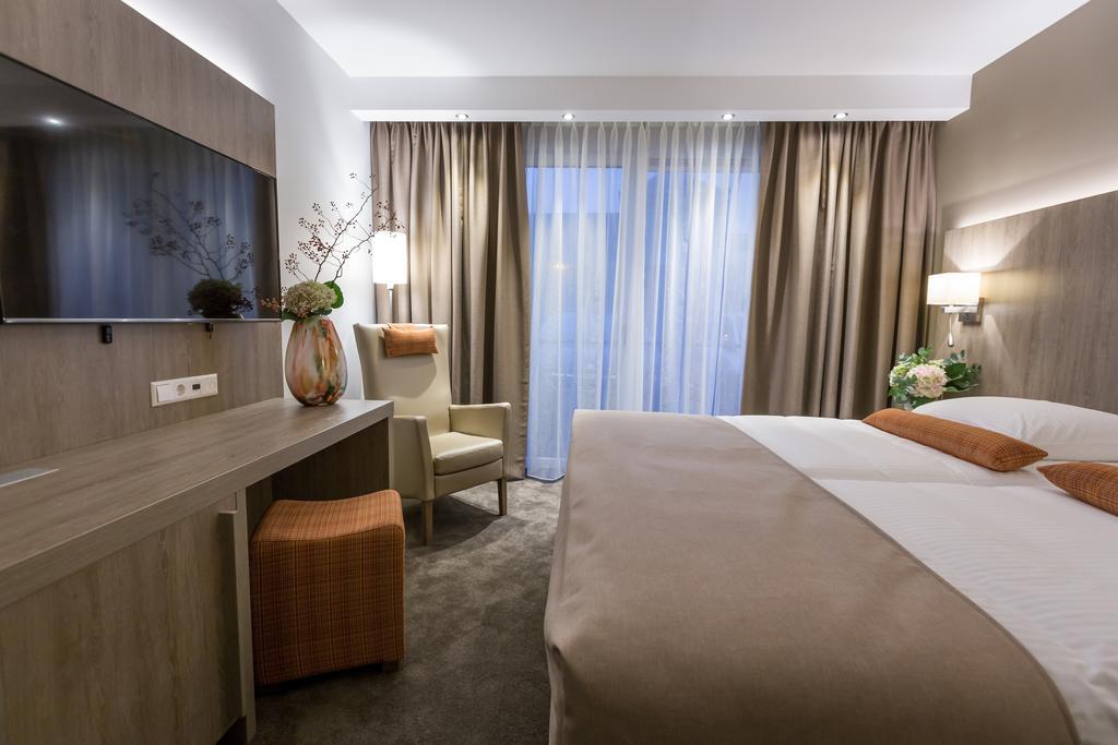 Comfort Double Room Spa Bath Rain shower,519108759:JPEG