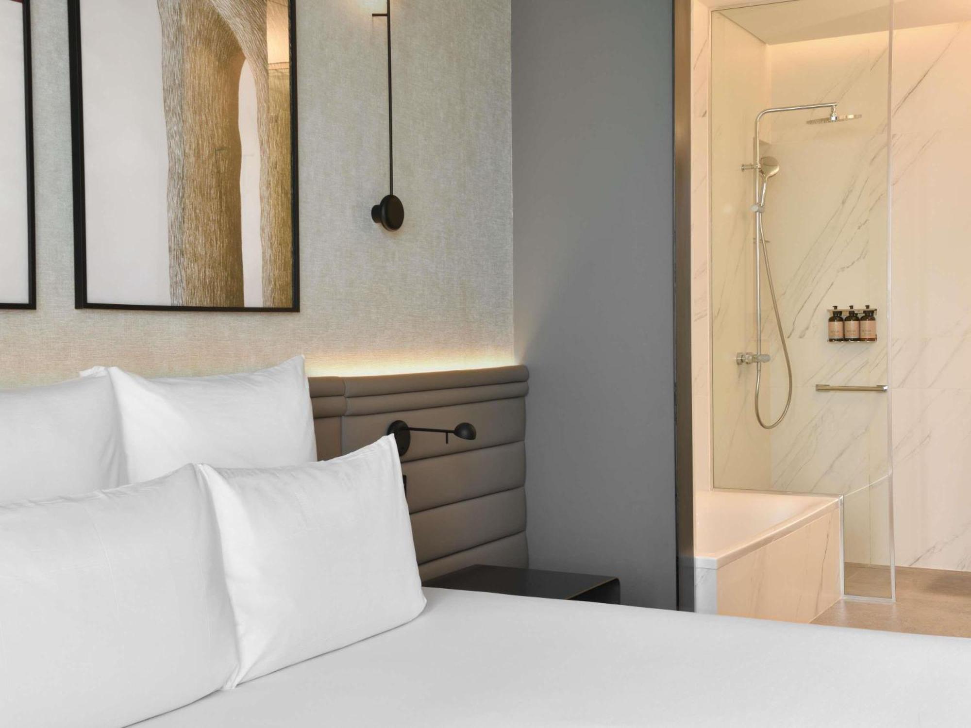 King Suite with Sofa Bed with Executive Lounge Access