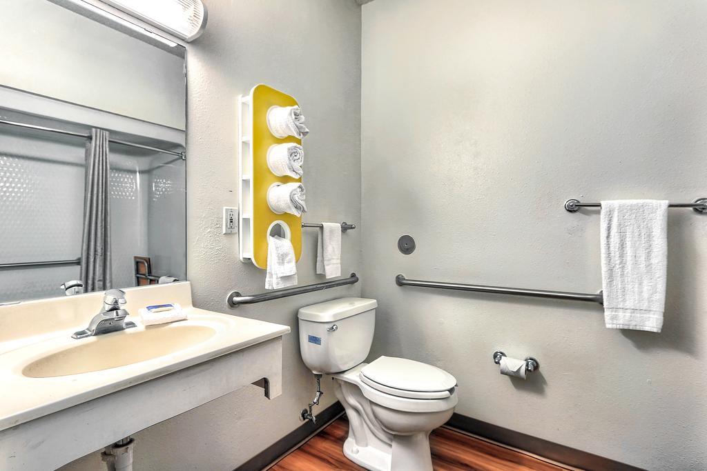 Queen Room - Disability Access - Non-Smoking