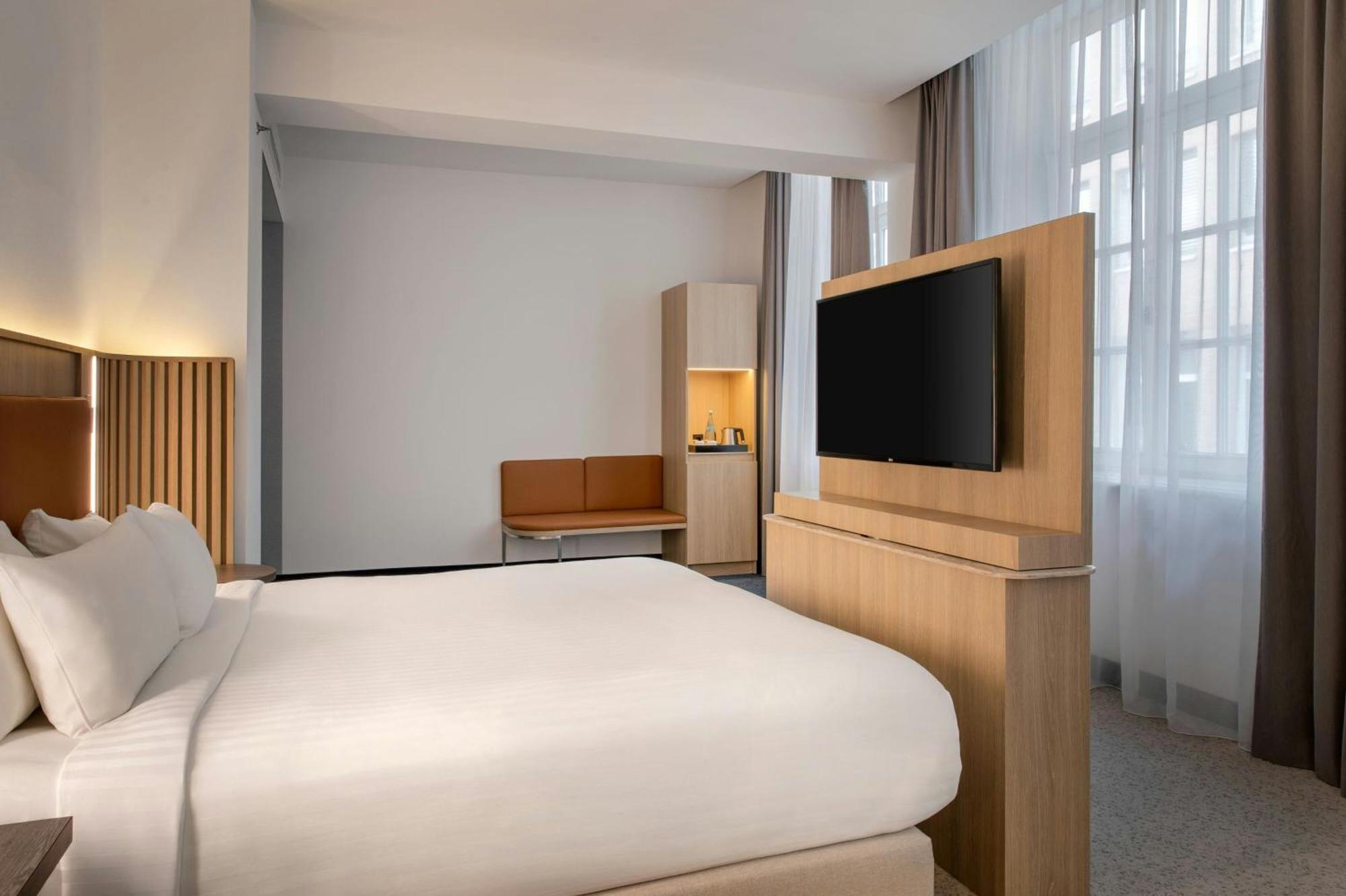 Business Room, Guest room, 1 King, Conference Building