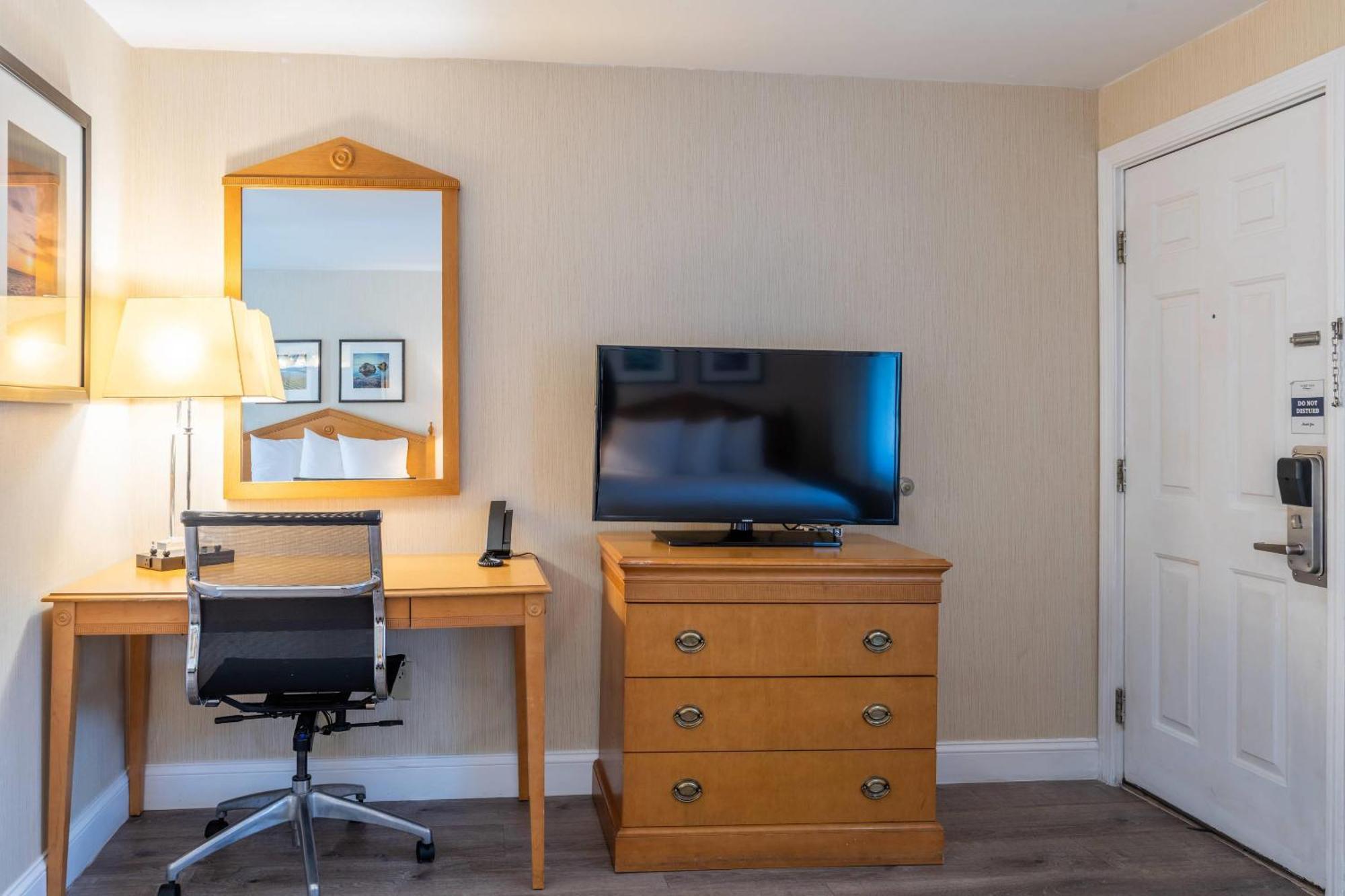 Deluxe Double Room with Two Double Beds - Non Smoking