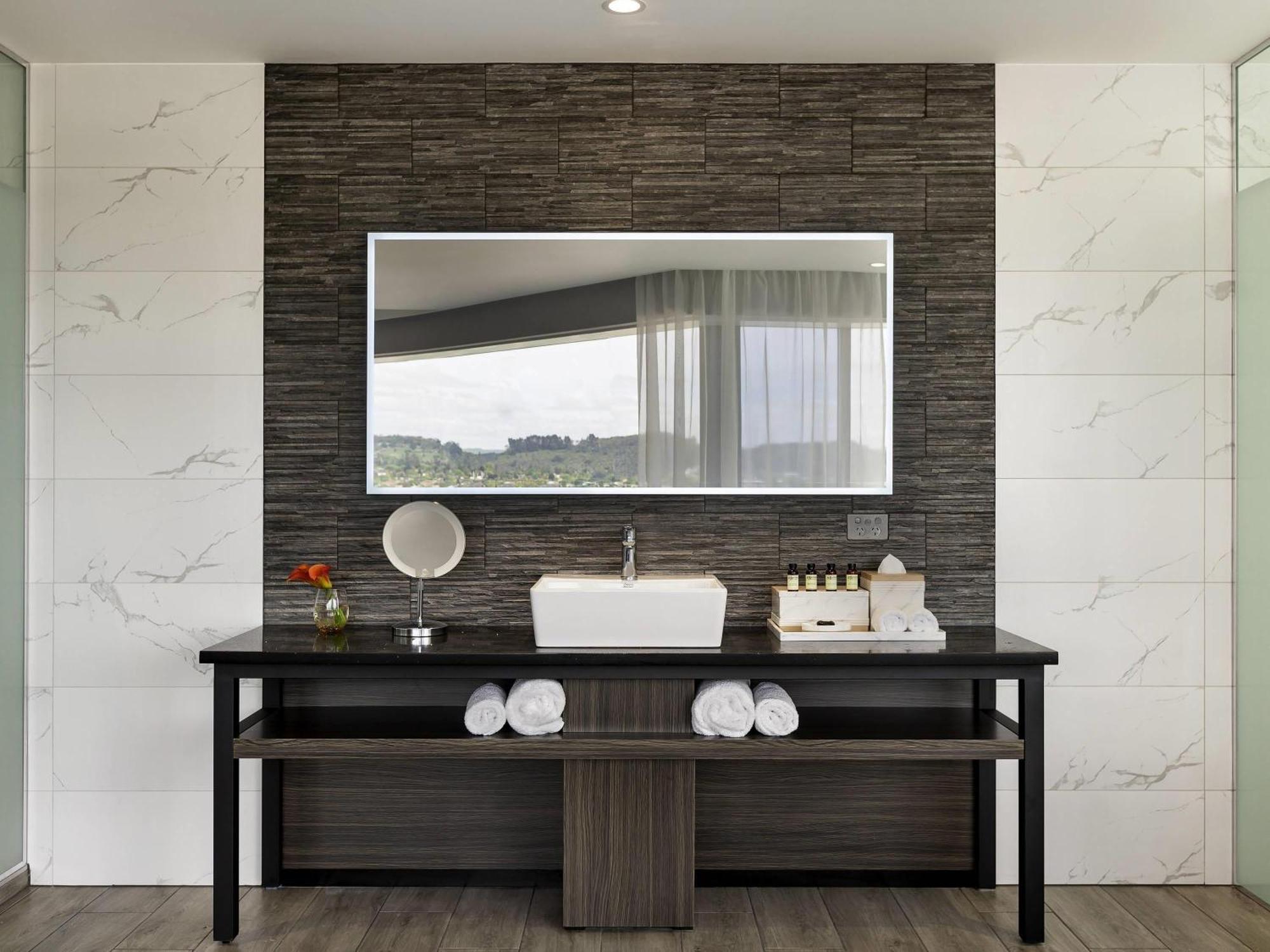 Superior King Room City View