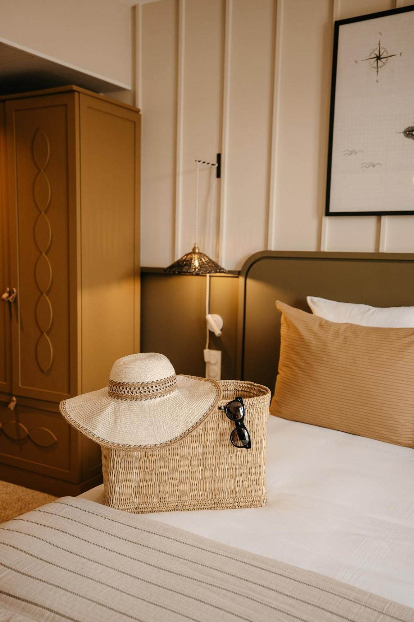 Deluxe Room,1742576732:JPEG