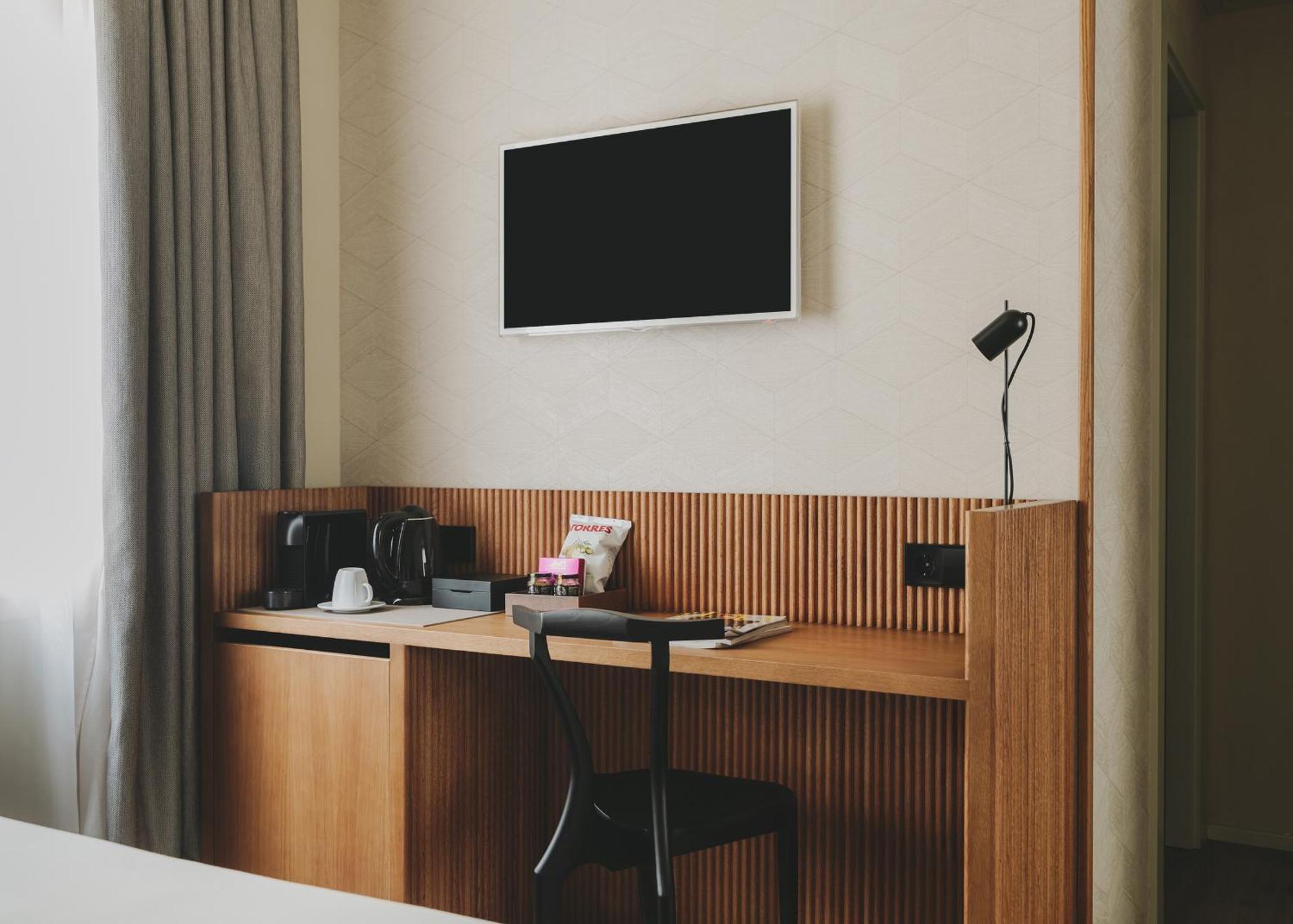 Family Room,1742584892:JPEG