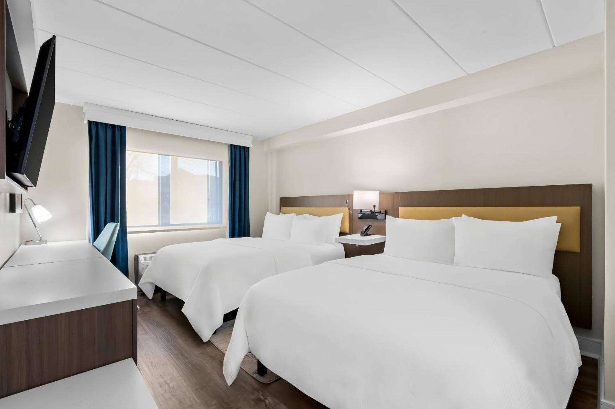 Queen Suite - Accessible with Roll-In Shower