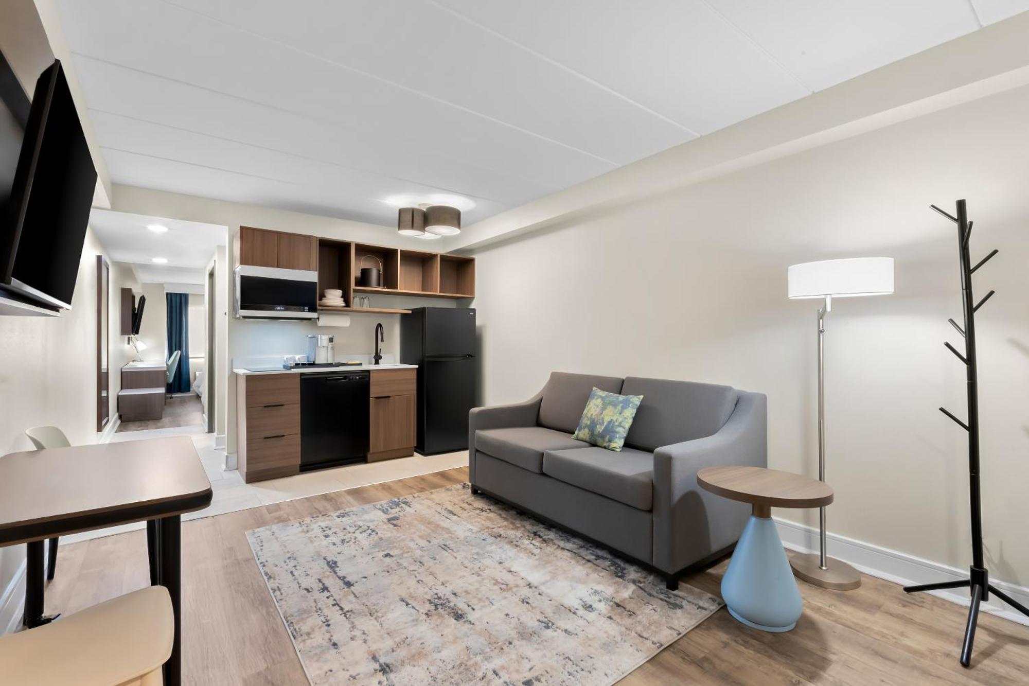 Deluxe One-Bedroom Queen Suite
