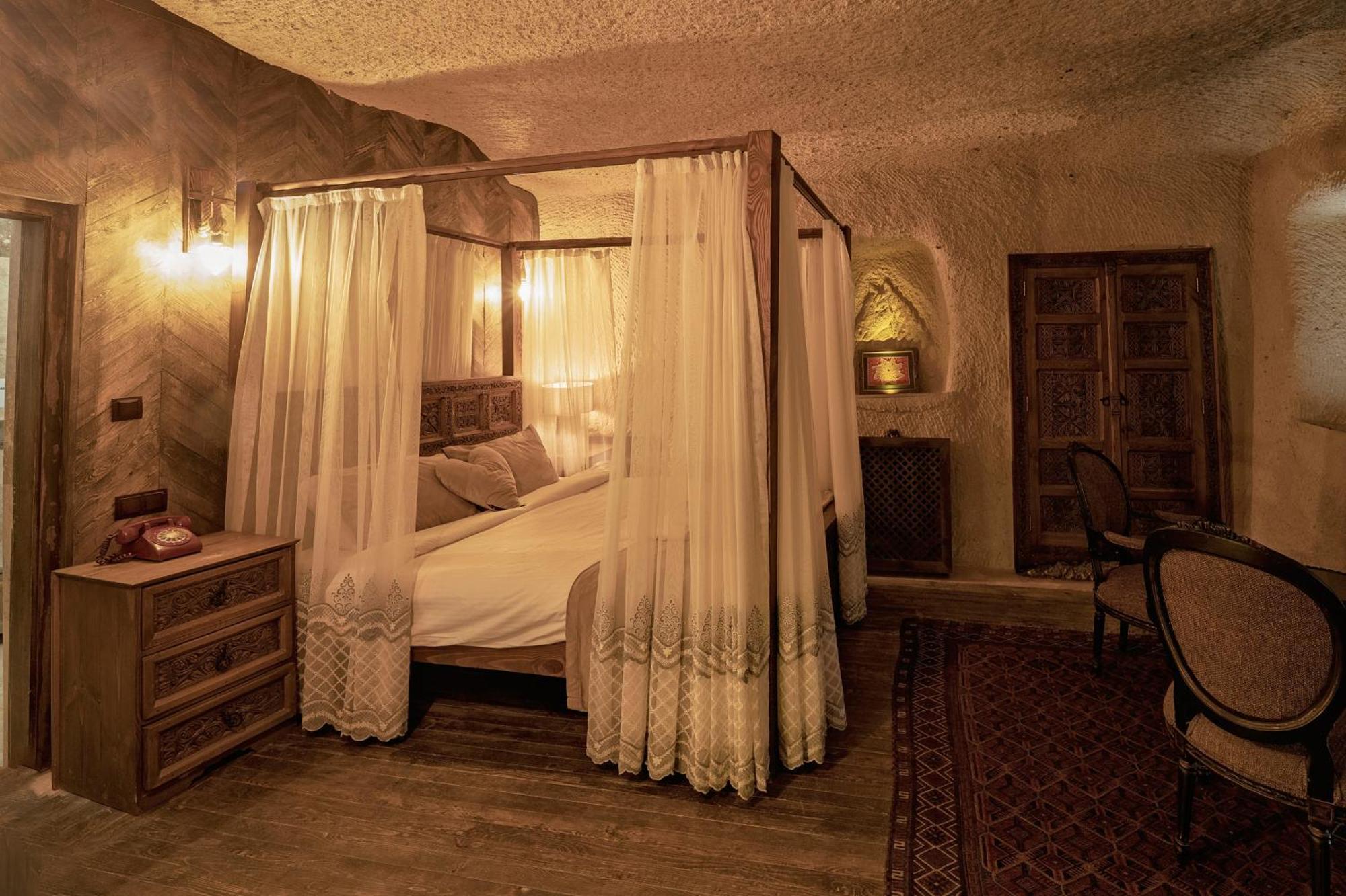 Cave Room Jacuzzi