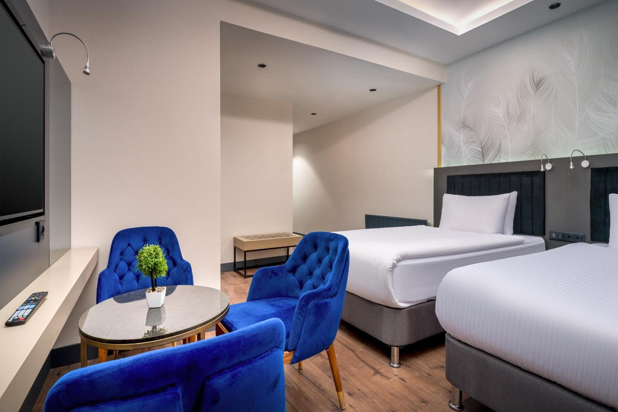 Deluxe Room One Double Two Single Beds Non-Smoking,1743315125:JPEG