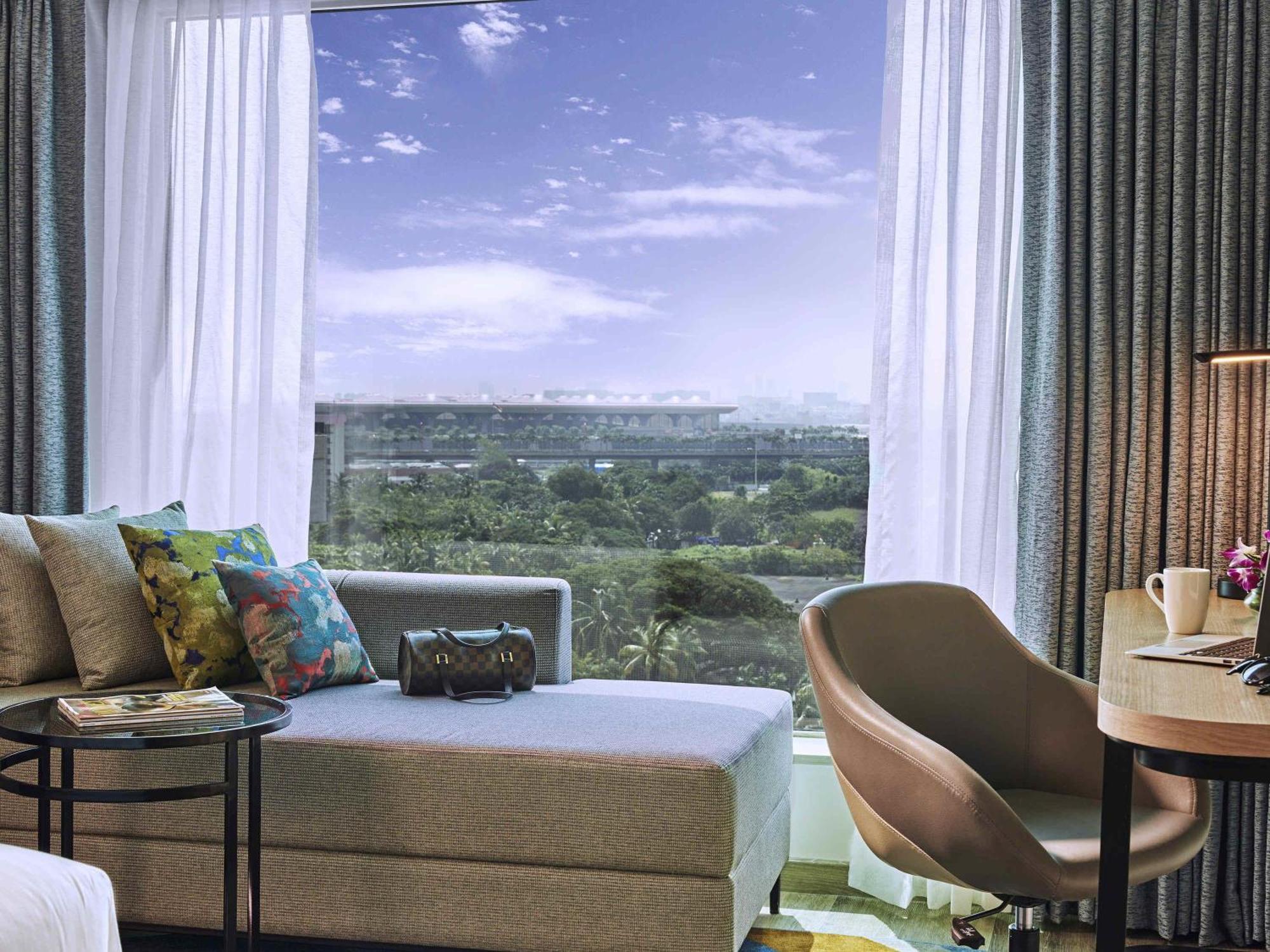Executive King Bed with Cocktail Hours , Short Eats and 20% Discount on Spa, Laundry, and Food & Soft Beverages