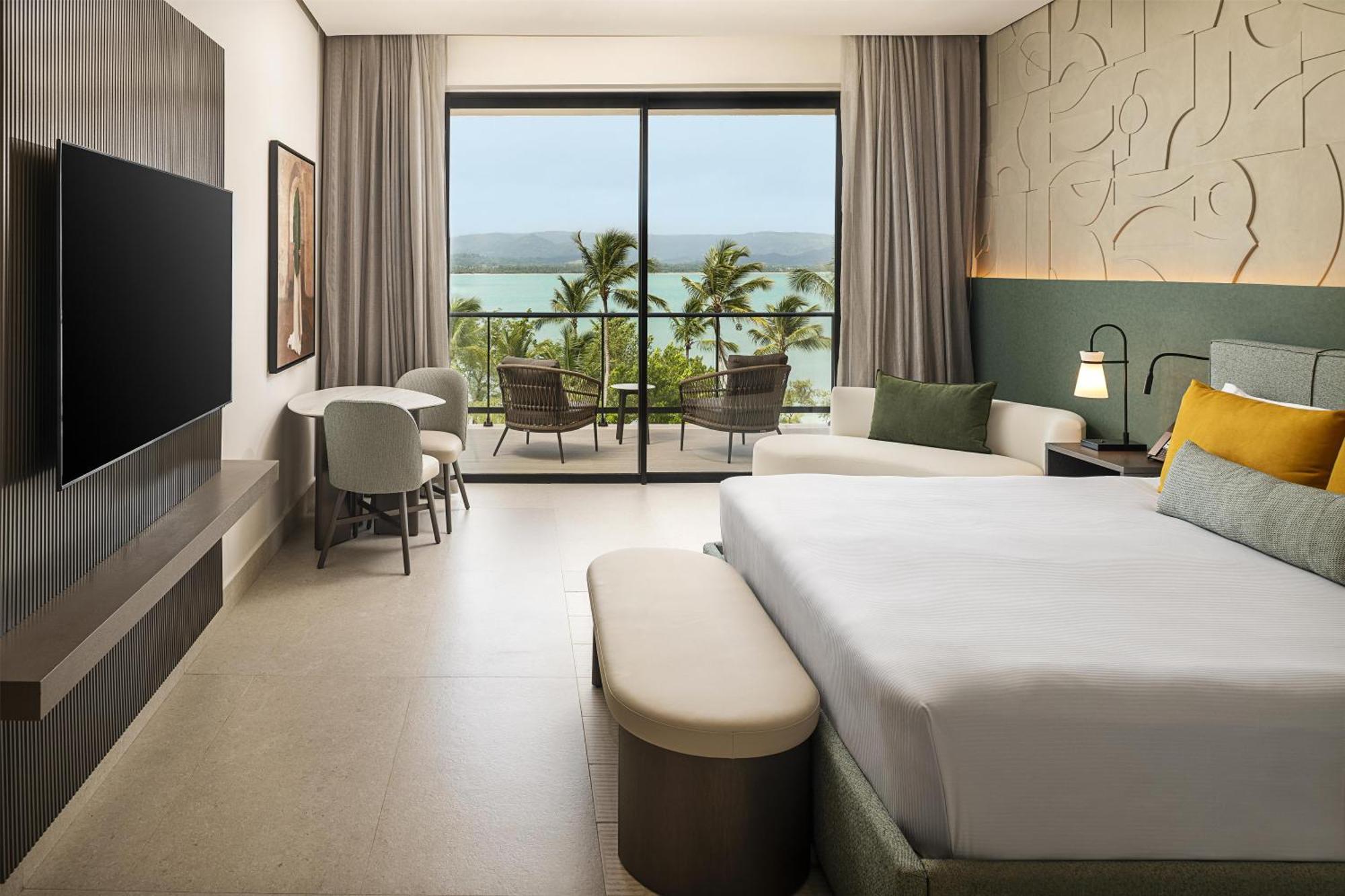 Habitación con cama extragrande y vistas al mar