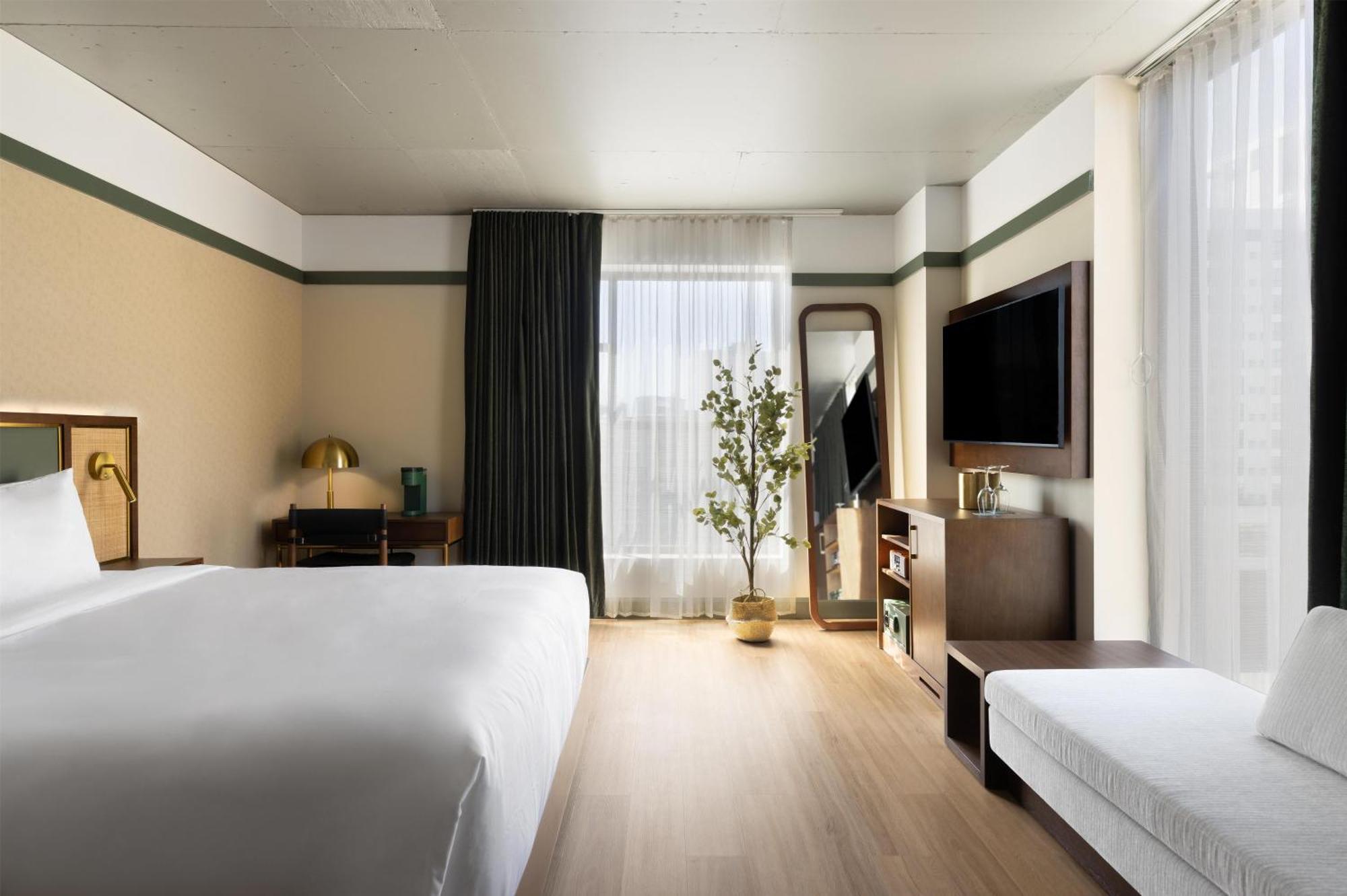Exclusive Lanai Room with City View of Nashville - 2 Queen Beds