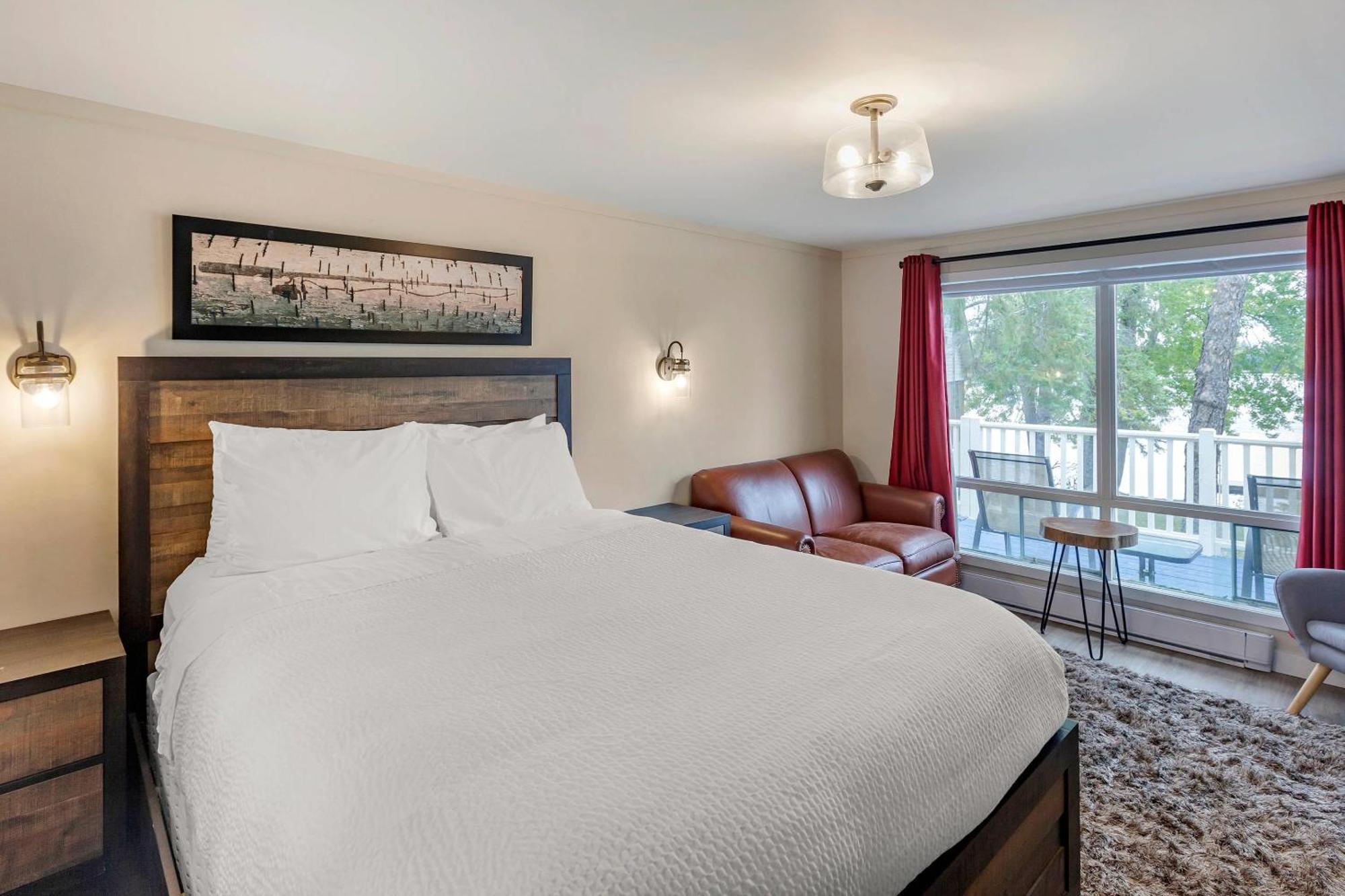 Queen Suite with Two Queen Beds and Lake View - Non-Smoking