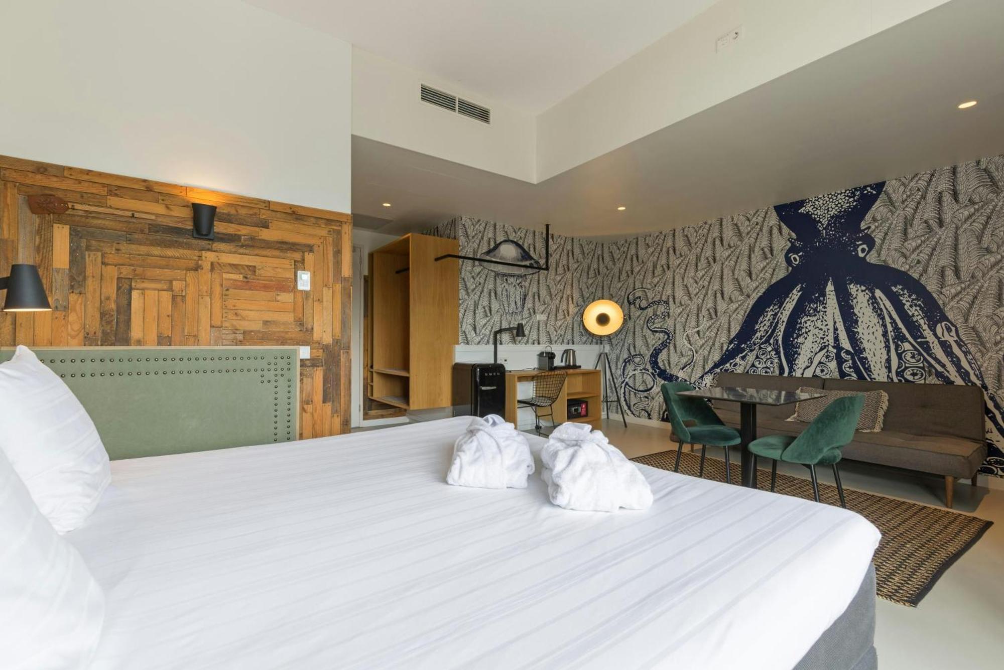 Suite 1 King Bed,1746999855:JPEG