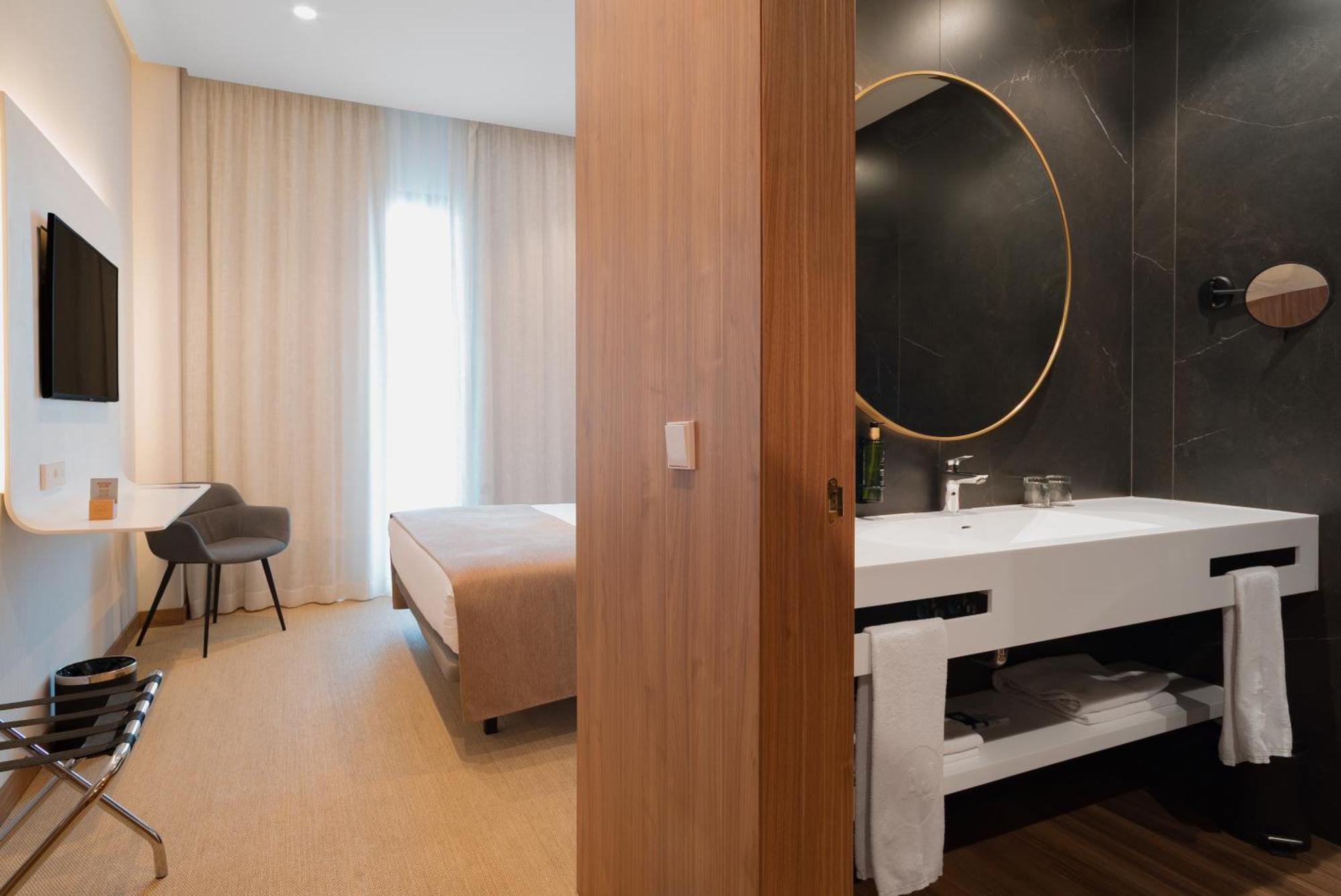 Standard Double or Twin Room,1747168556:JPEG